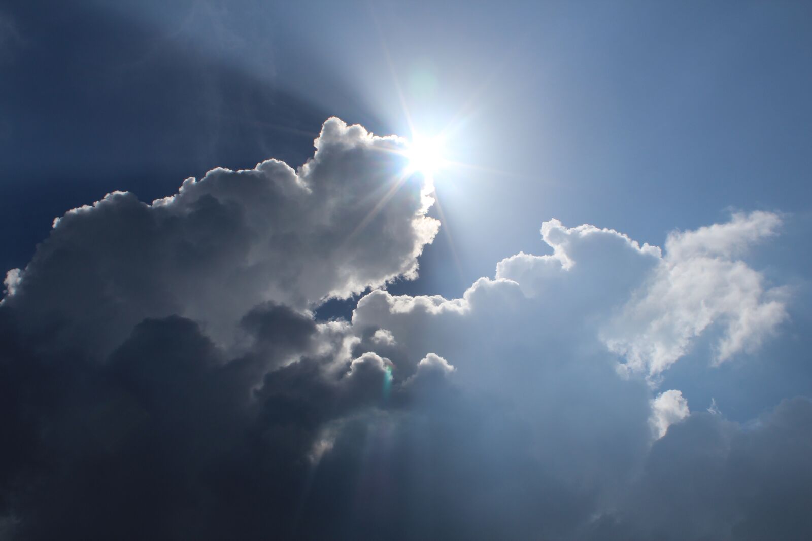 Canon EOS 600D (Rebel EOS T3i / EOS Kiss X5) sample photo. Sun, cloud, emerge photography