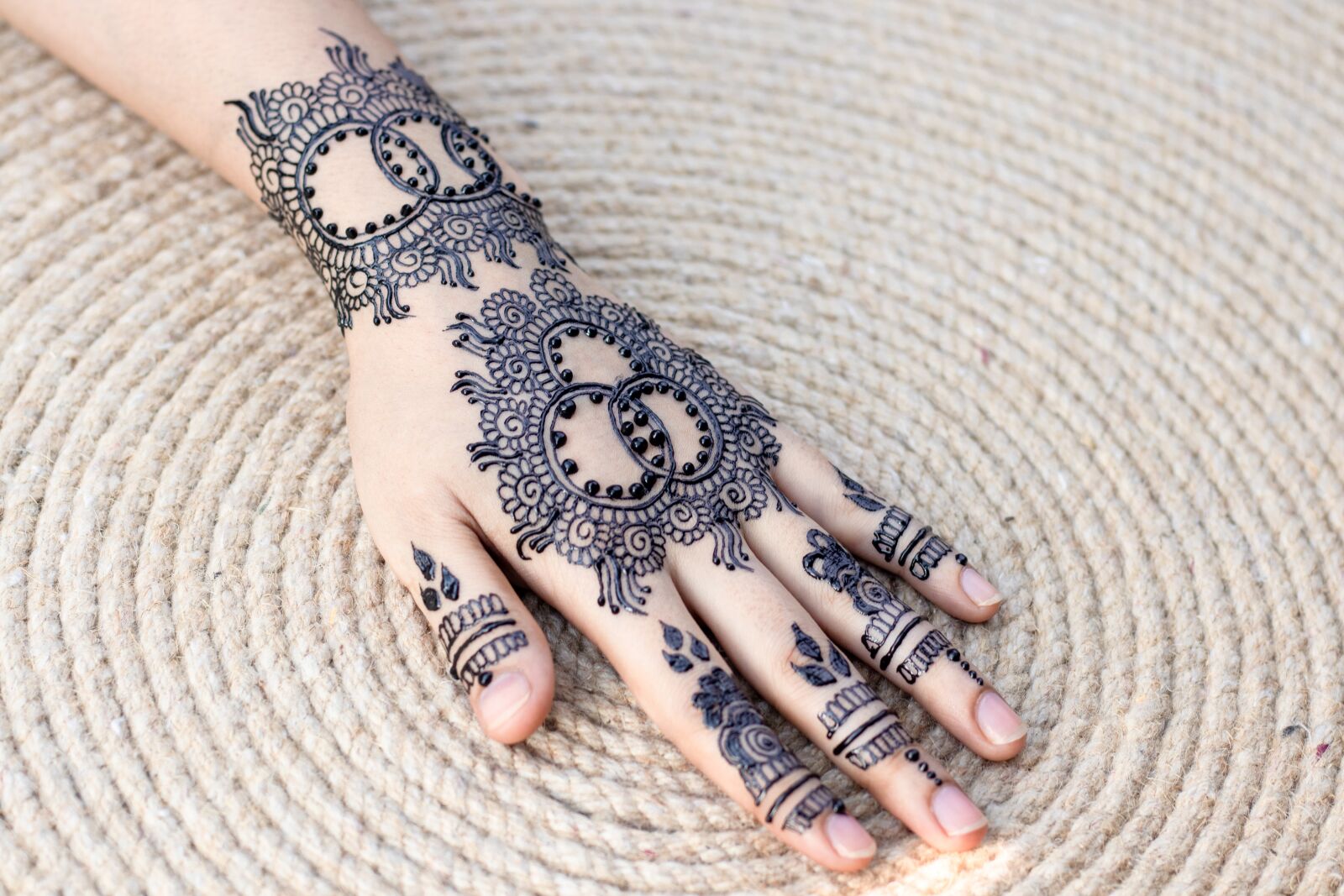 Canon EOS 80D + Canon EF 50mm F1.8 STM sample photo. Mehndi design, mehndi, mehndi photography