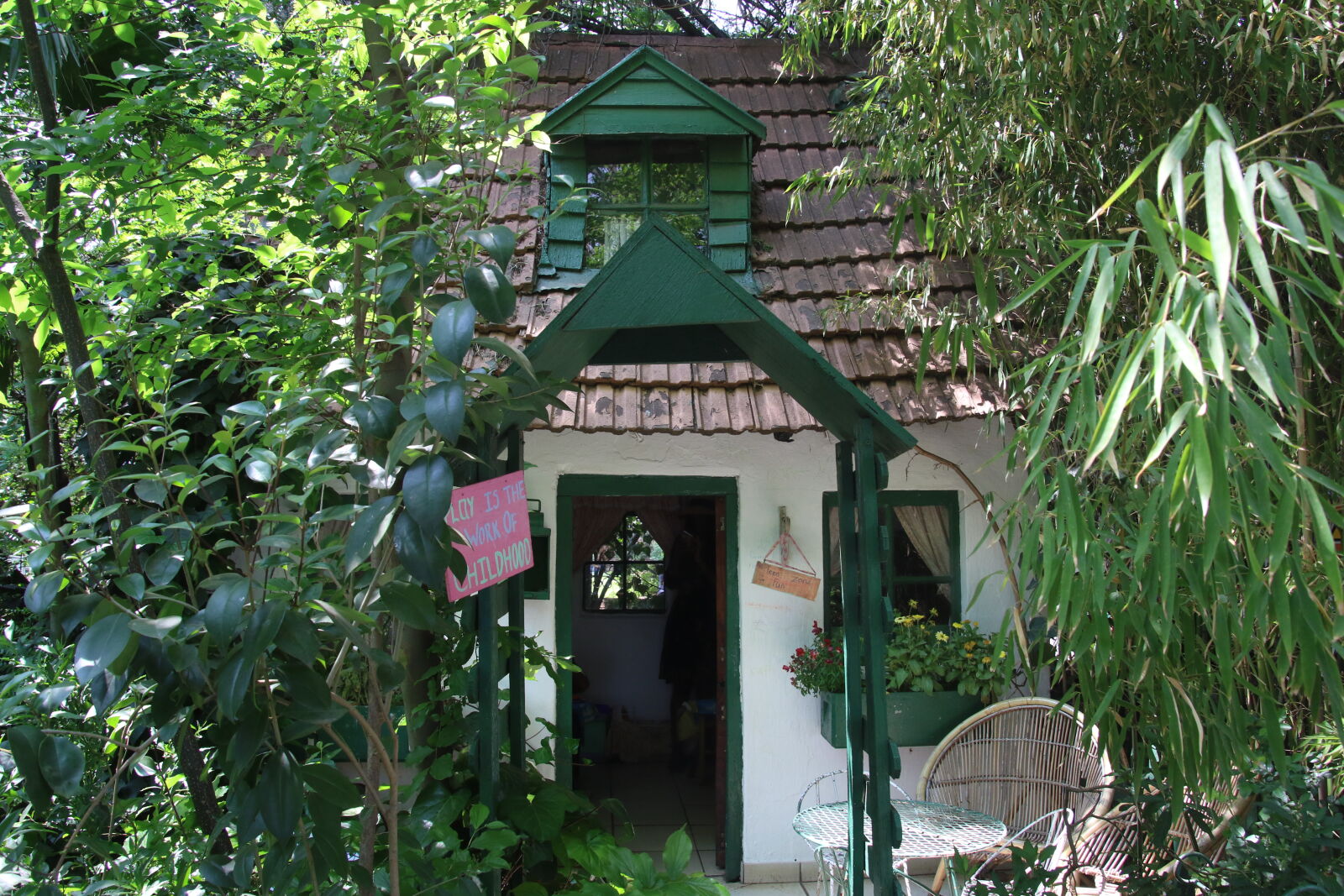 Canon EOS 7D Mark II sample photo. Chair, cottage, door, fairytale photography