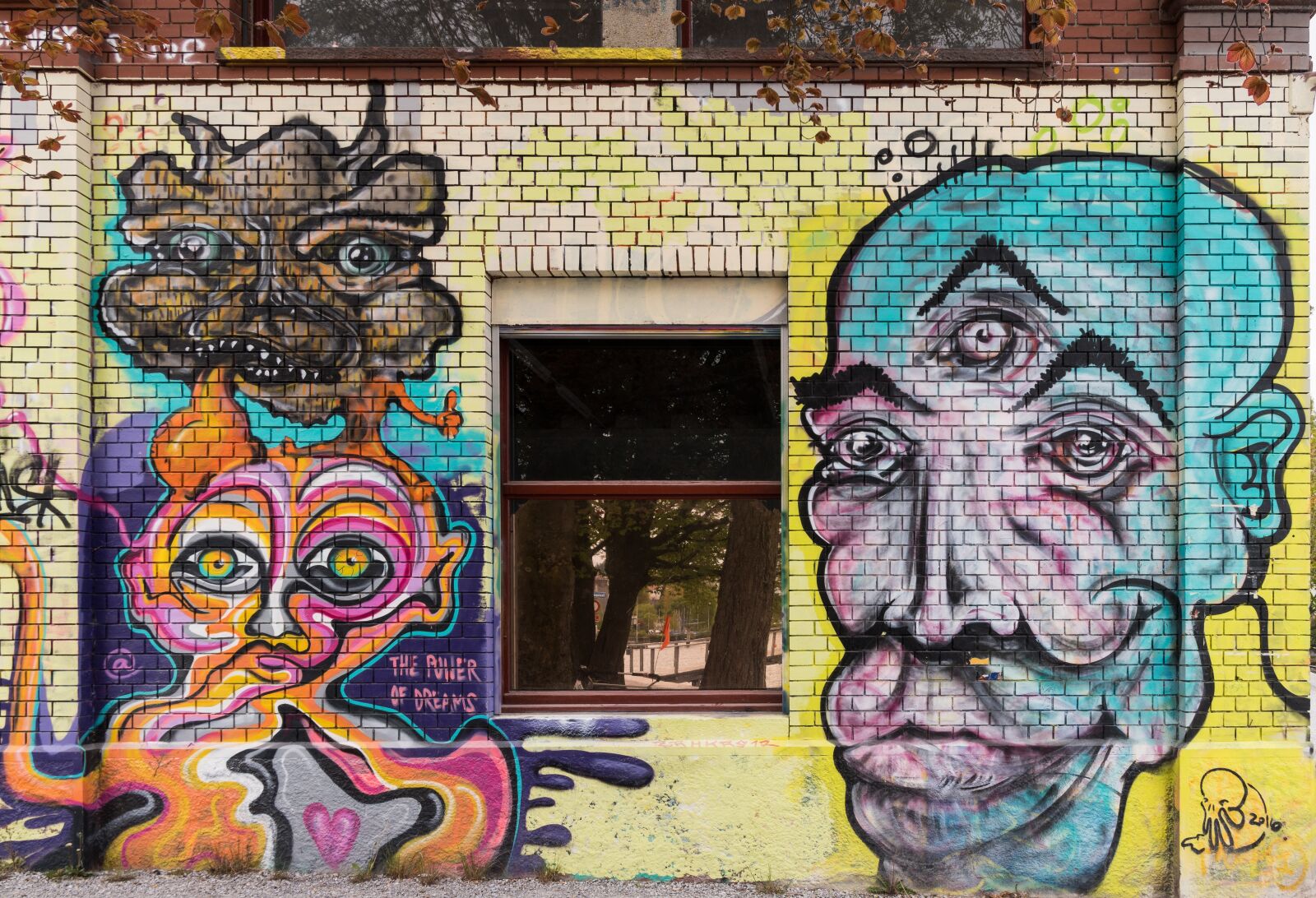 Sony a6500 + Sony Vario-Tessar T* E 16-70mm F4 ZA OSS sample photo. Graffiti, purple, blue photography