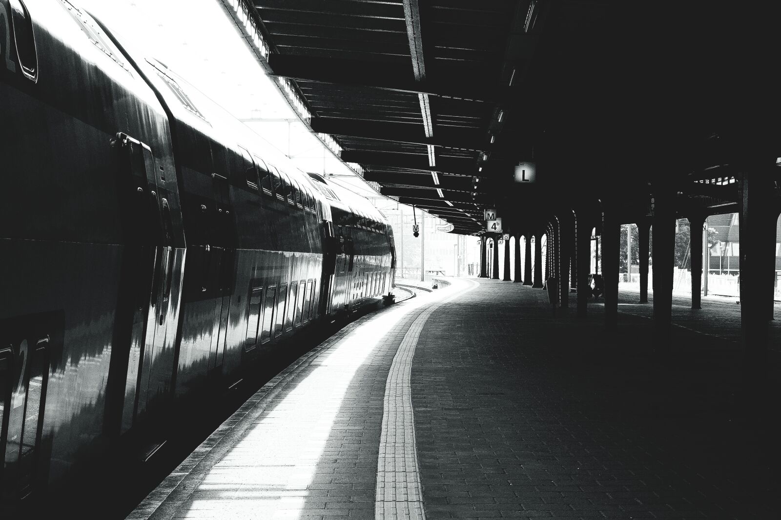 Sony SLT-A58 sample photo. Black and white, train photography
