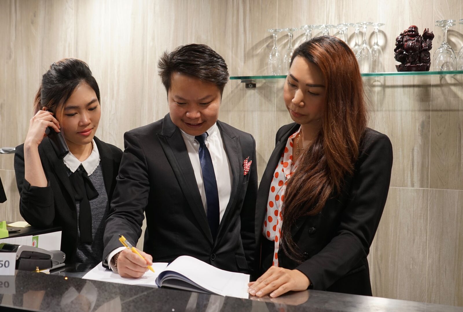 Sony a7 + Sony FE 28-70mm F3.5-5.6 OSS sample photo. Manager, hospitality, training photography