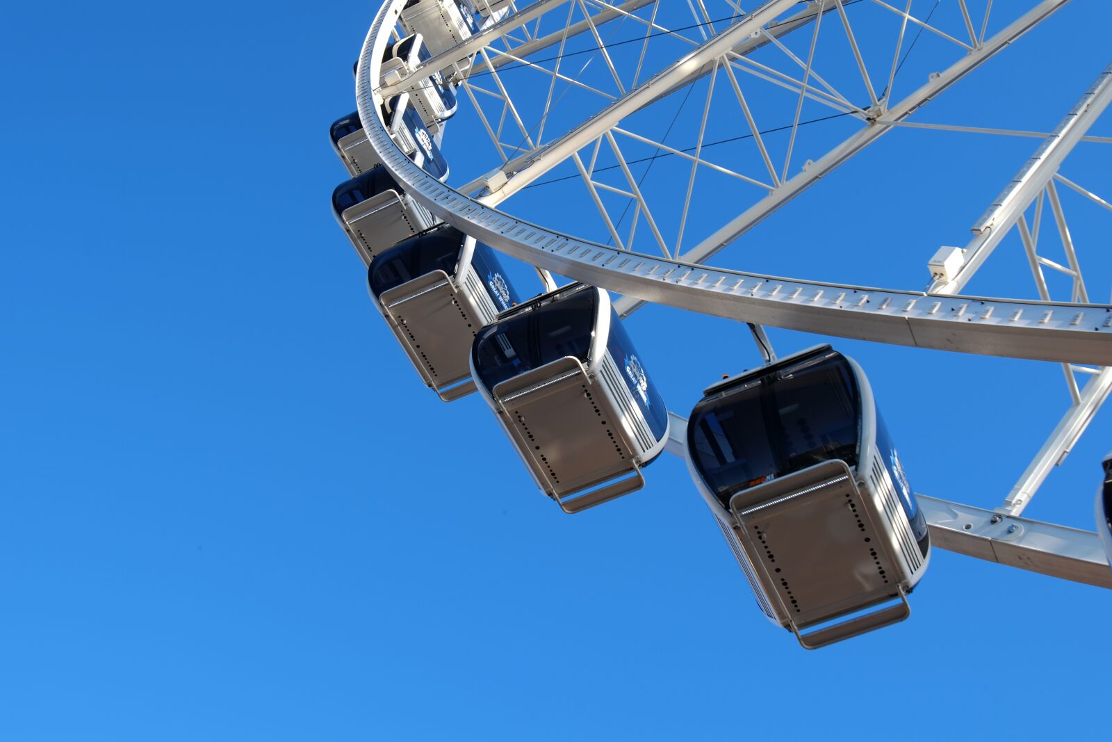 Fujifilm X-M1 sample photo. The ferris wheel, blue photography