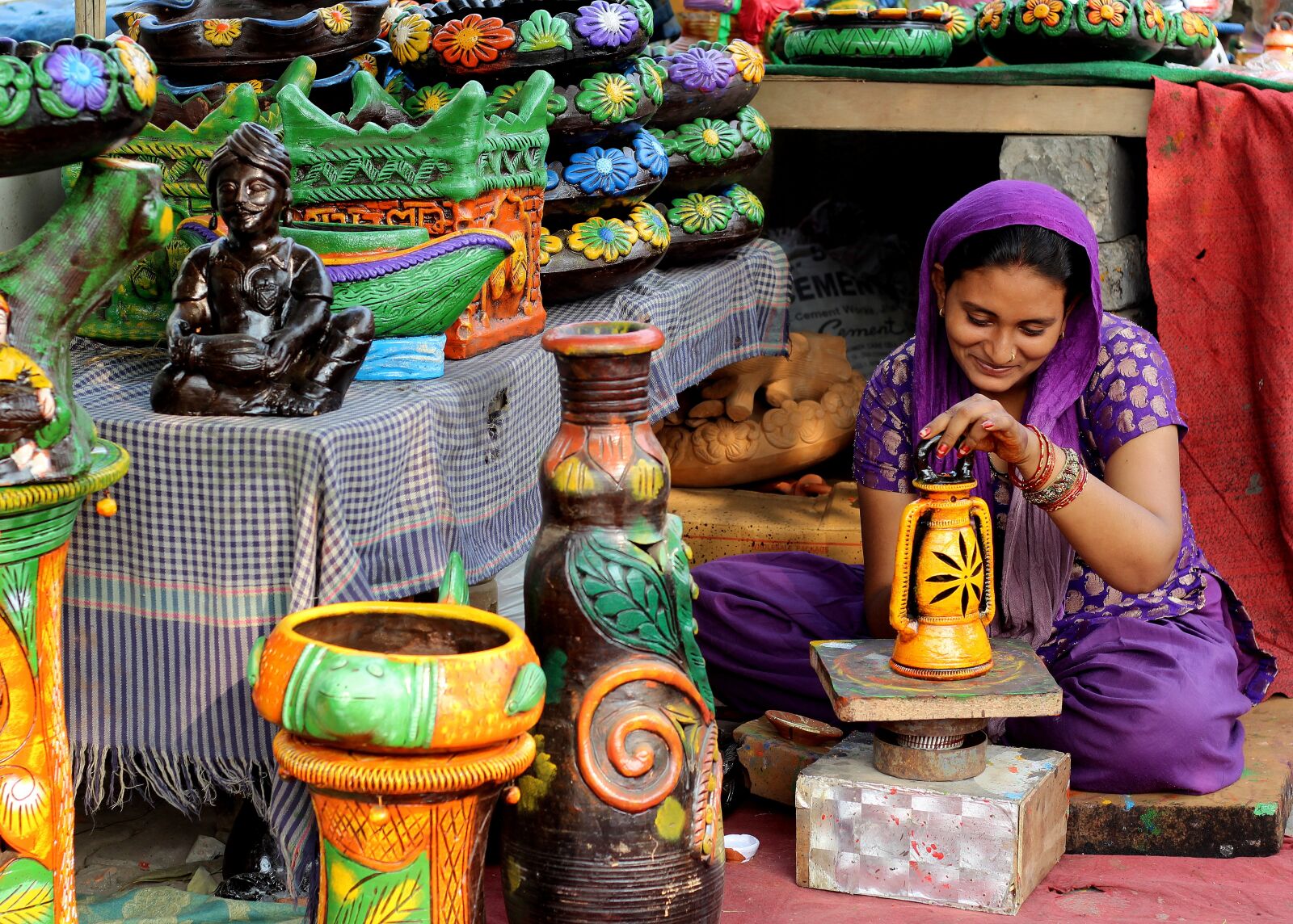 Canon EOS 600D (Rebel EOS T3i / EOS Kiss X5) + Canon EF 50mm F1.8 STM sample photo. Woman, indian, painting photography