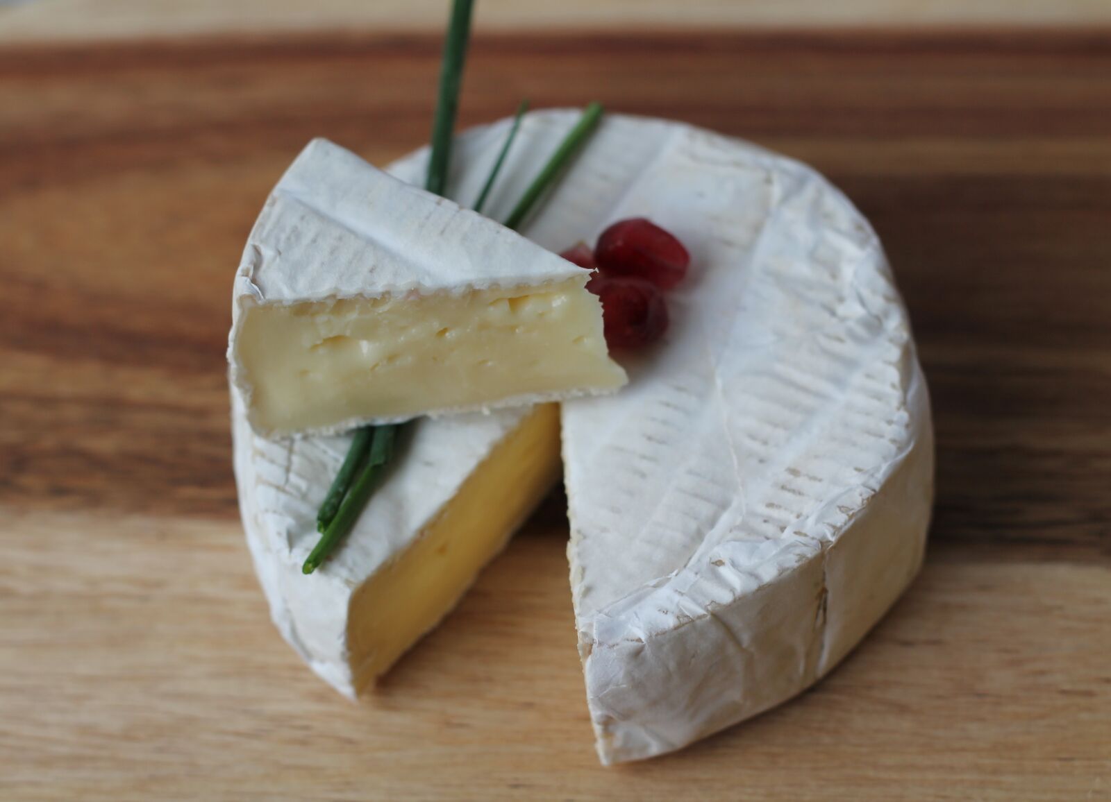 Canon EOS 1100D (EOS Rebel T3 / EOS Kiss X50) + Canon EF 50mm F1.8 II sample photo. Cheese, slice, camembert photography