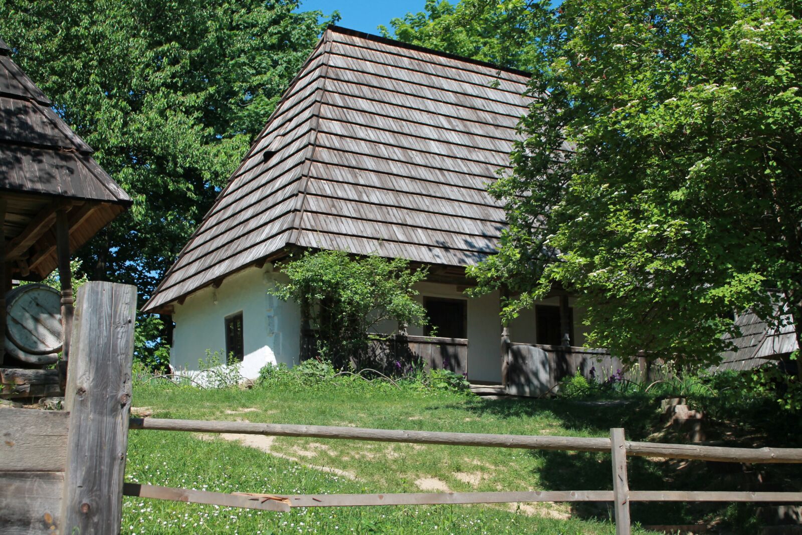 Canon EOS 1100D (EOS Rebel T3 / EOS Kiss X50) sample photo. Rural hut, ukrainian hata photography