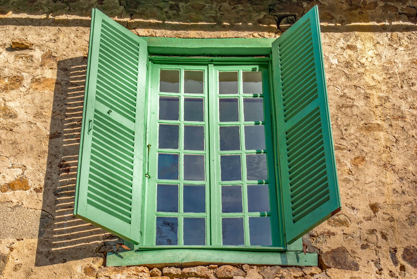Pentax K10D sample photo. Window, shutter, exterior photography