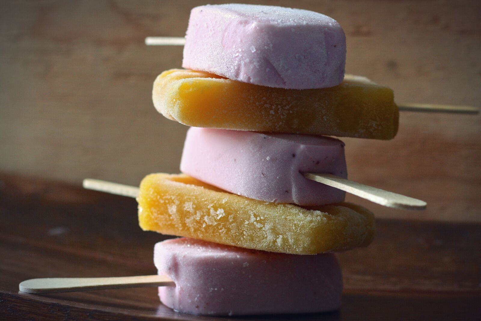 Canon EOS 1000D (EOS Digital Rebel XS / EOS Kiss F) sample photo. Popsicle, mango, strawberry photography