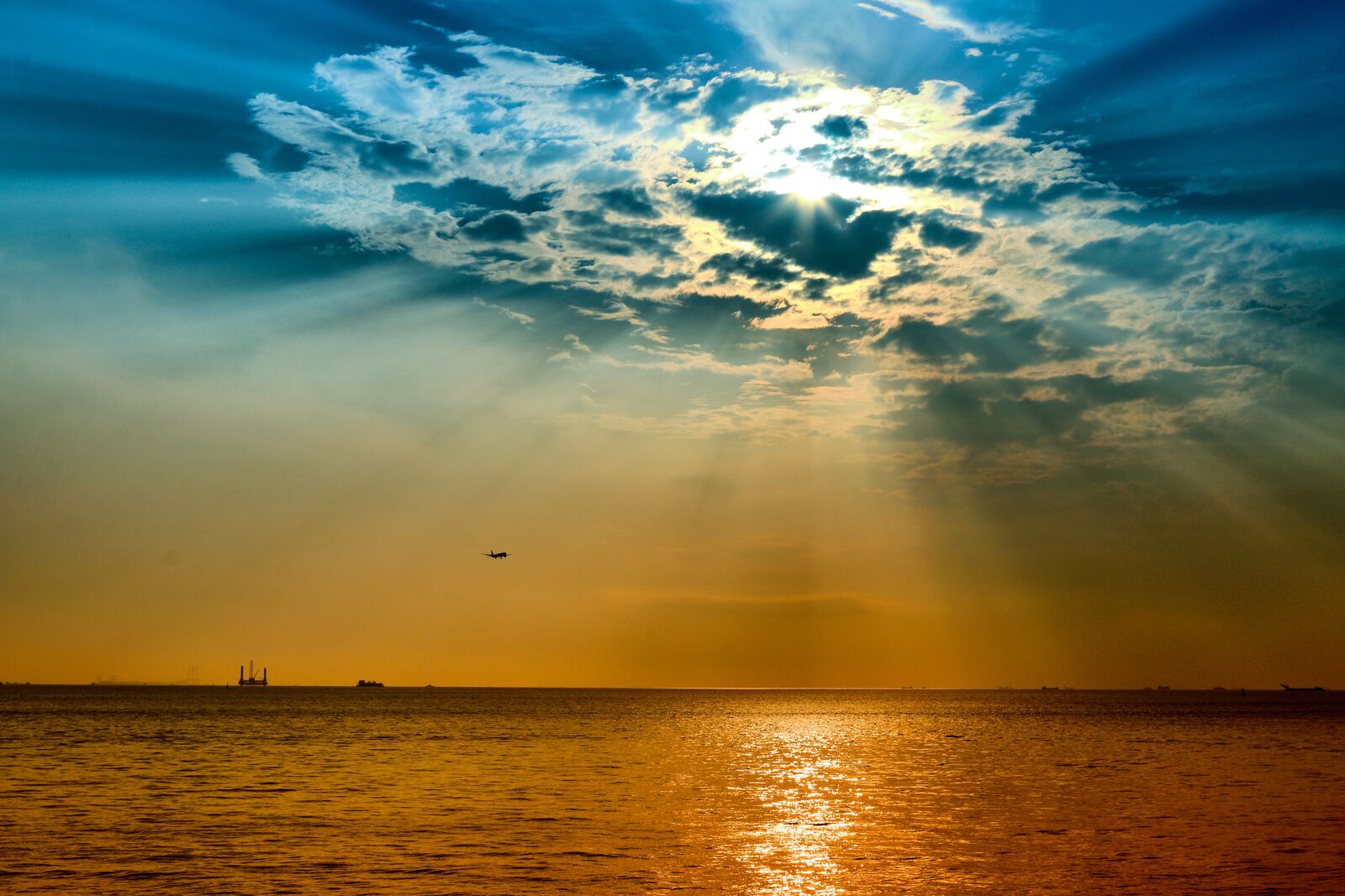 Canon EOS 70D + Canon EF 24-105mm F4L IS USM sample photo. Sun rays, airplane, sea photography