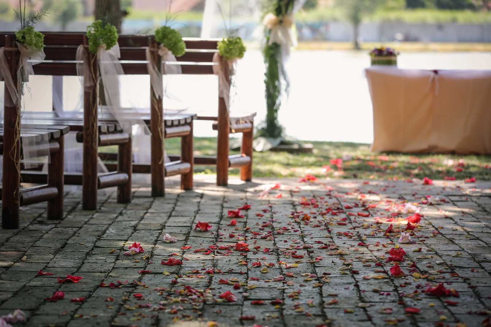 Canon EOS 5D Mark III sample photo. Outdoors, floor, wedding, flowers photography
