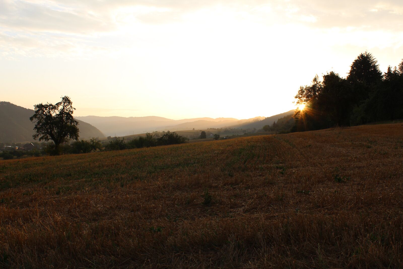 Canon EOS 1300D (EOS Rebel T6 / EOS Kiss X80) sample photo. Sonnenaufgang, gebirge, landscape photography