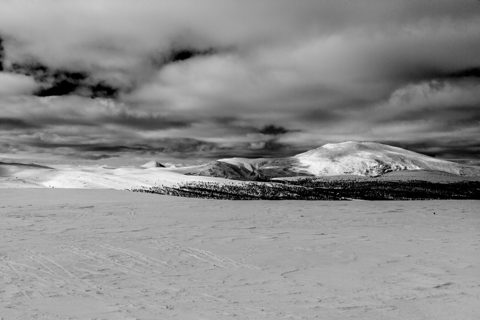 Canon EOS 7D sample photo. Monochrome, mountain, snow photography