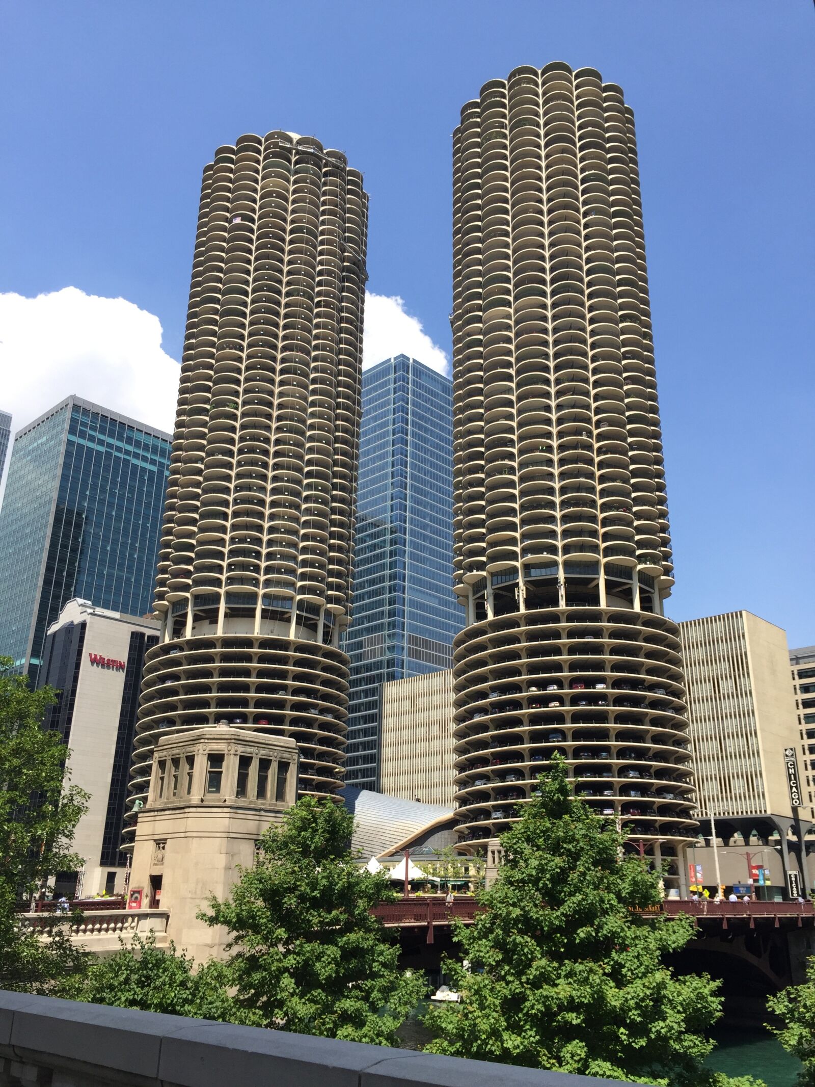 Apple iPhone 6 sample photo. Chicago, building, urban photography