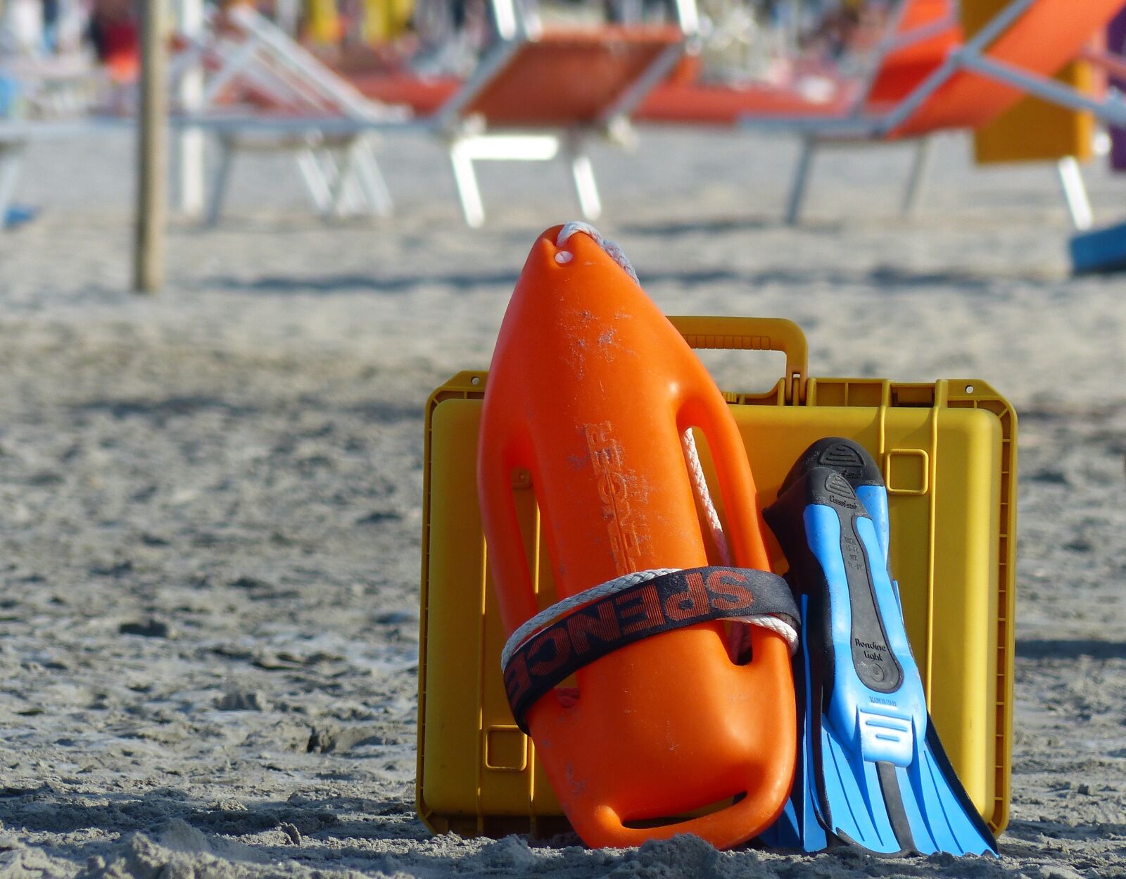 Panasonic Lumix DMC-FZ200 sample photo. Surveillance, bathing, beach photography
