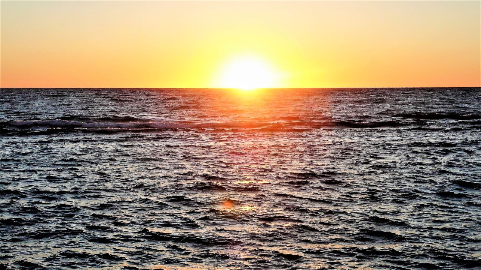Panasonic DMC-TZ3 sample photo. Sunset, sea, waters photography