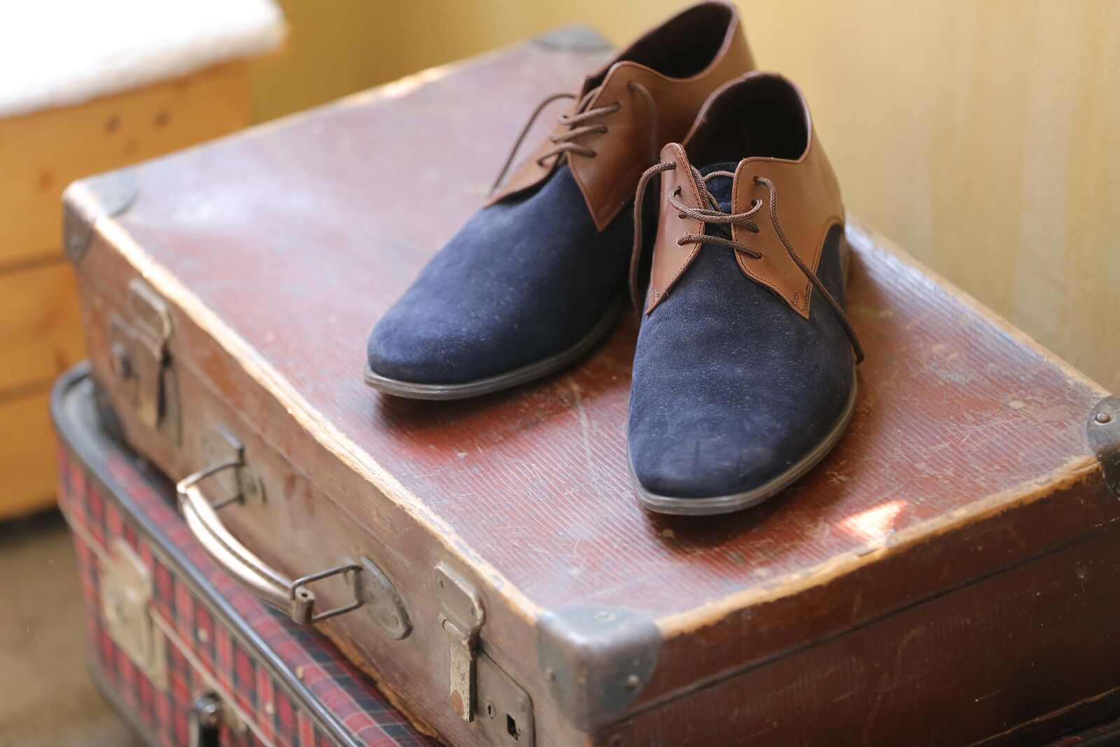 Canon EOS 5D Mark III sample photo. Leather, shoes, luggage, baggage photography