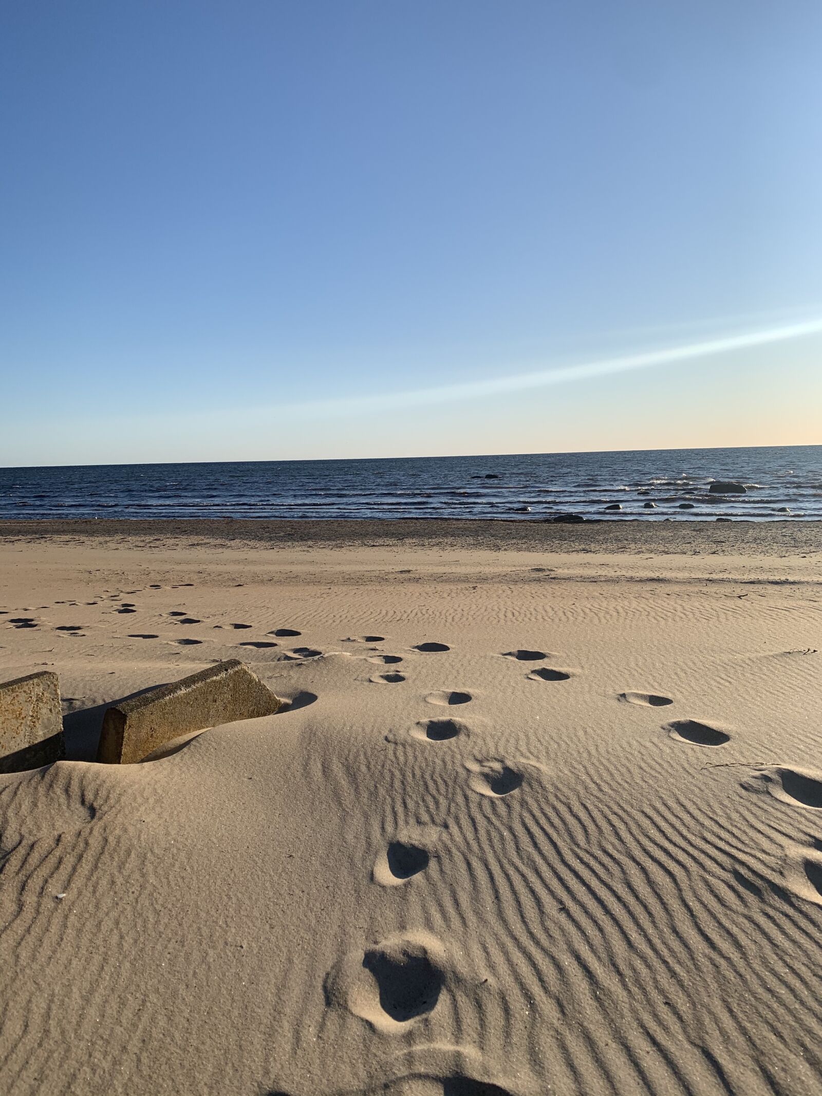 iPhone XS back dual camera 4.25mm f/1.8 sample photo. Footprints, beach, sea photography