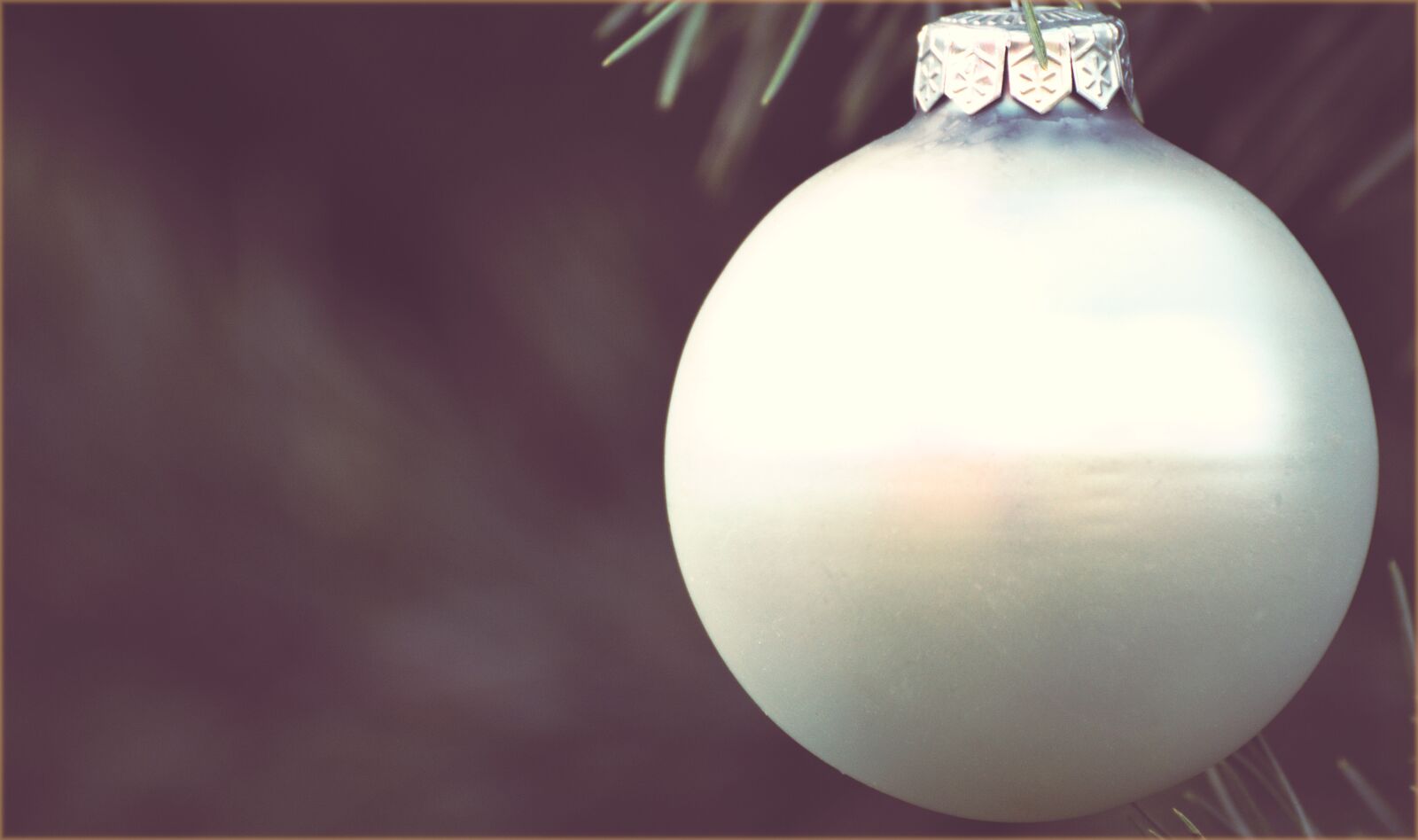 Nikon D3200 sample photo. Holidays, bauble, the background photography