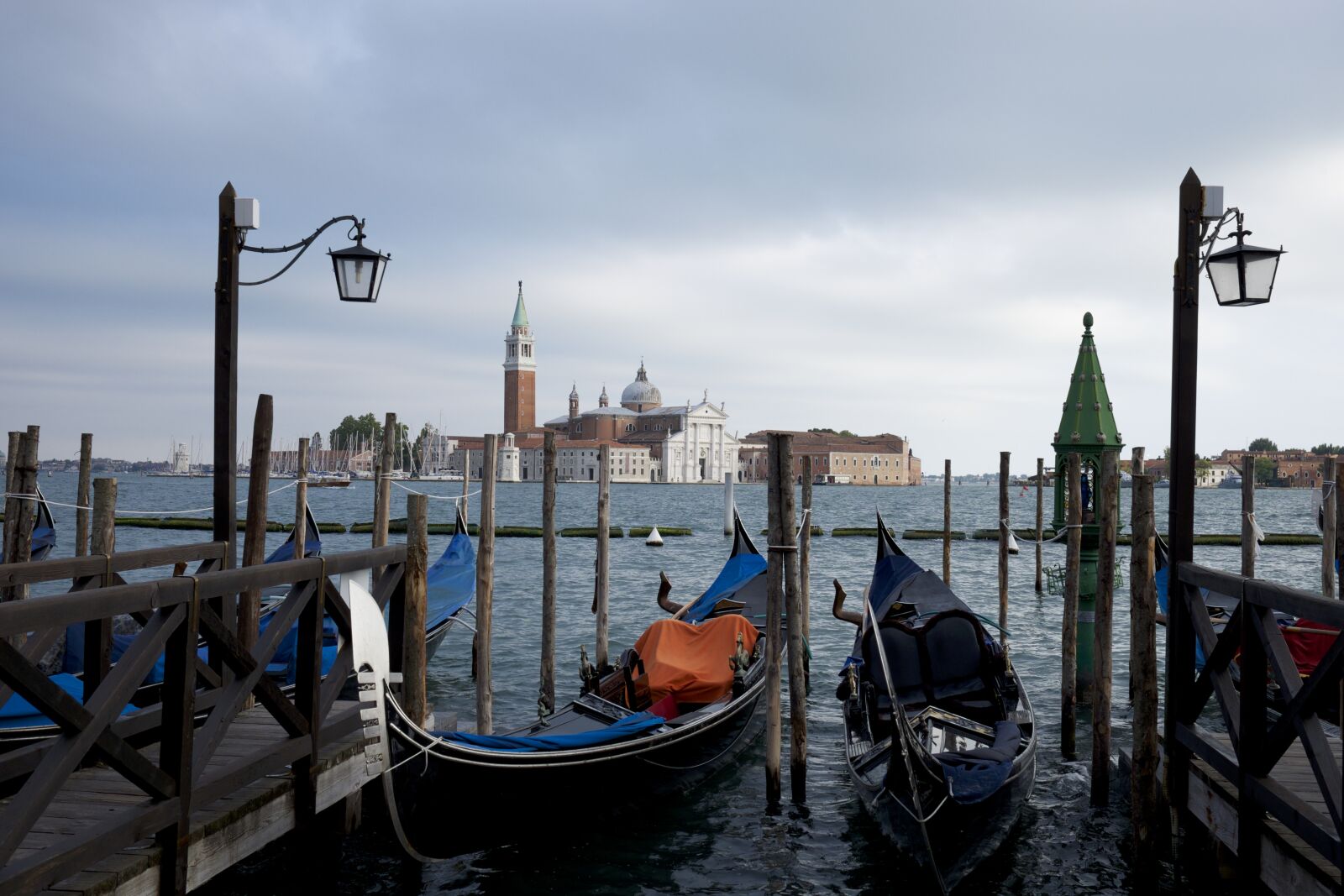 Fujifilm XF 23mm F1.4 R sample photo. Boat, castle, city, clean photography