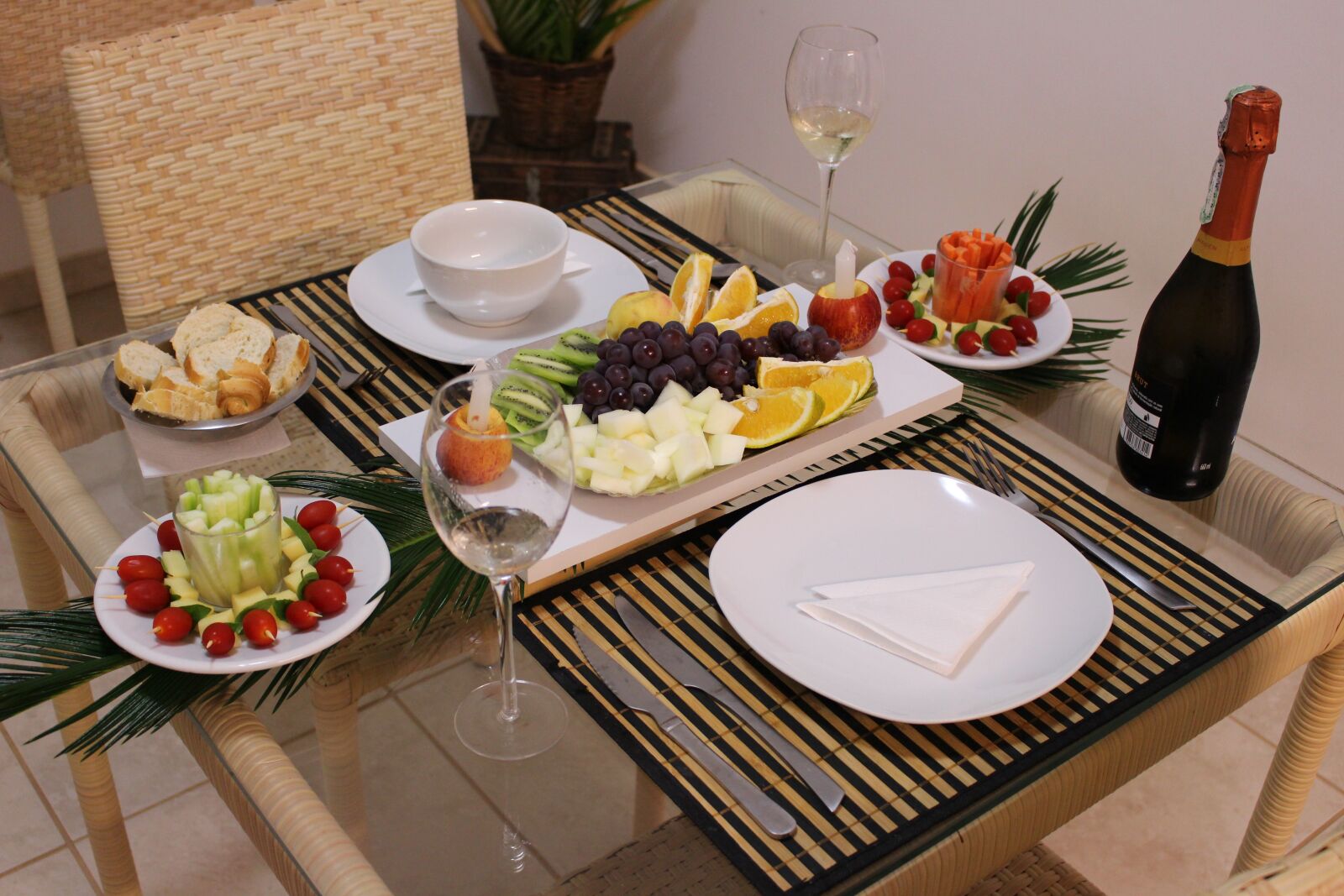 Canon EOS 700D (EOS Rebel T5i / EOS Kiss X7i) sample photo. New year dinner, fruit photography