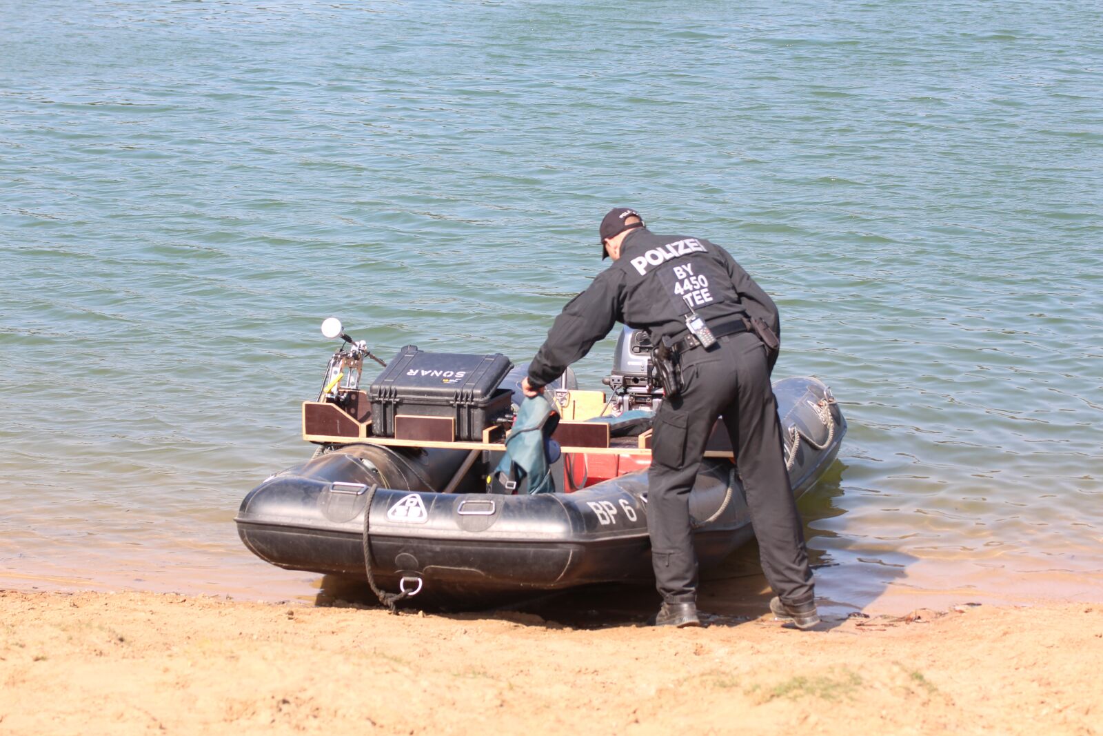Canon EOS 700D (EOS Rebel T5i / EOS Kiss X7i) sample photo. Police, divers, boat photography