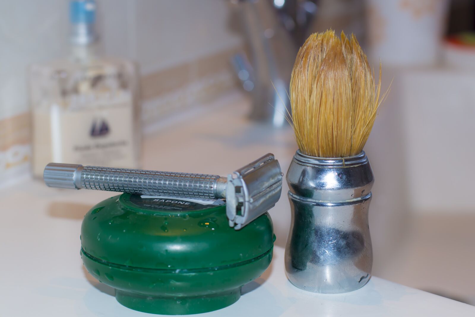 Canon EOS 70D + Canon EF 50mm F1.4 USM sample photo. Blade, shaving foam, brush photography