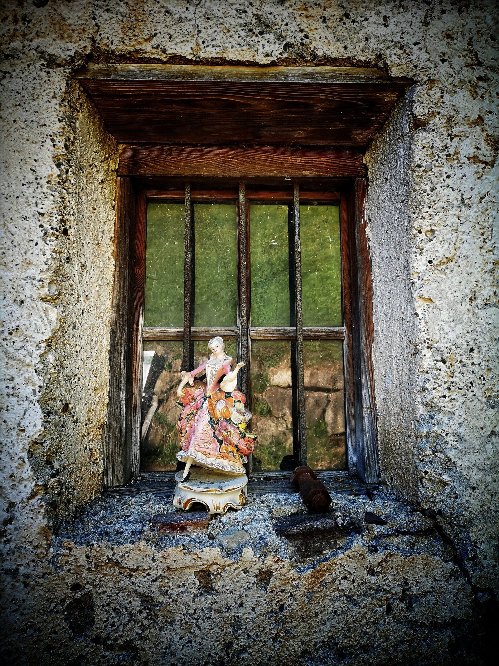 HUAWEI CLT-L09 sample photo. Window, statue, ancient photography