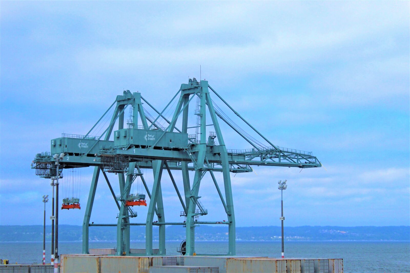 Canon EOS 1300D (EOS Rebel T6 / EOS Kiss X80) sample photo. Crane, shipping crane, shipping photography