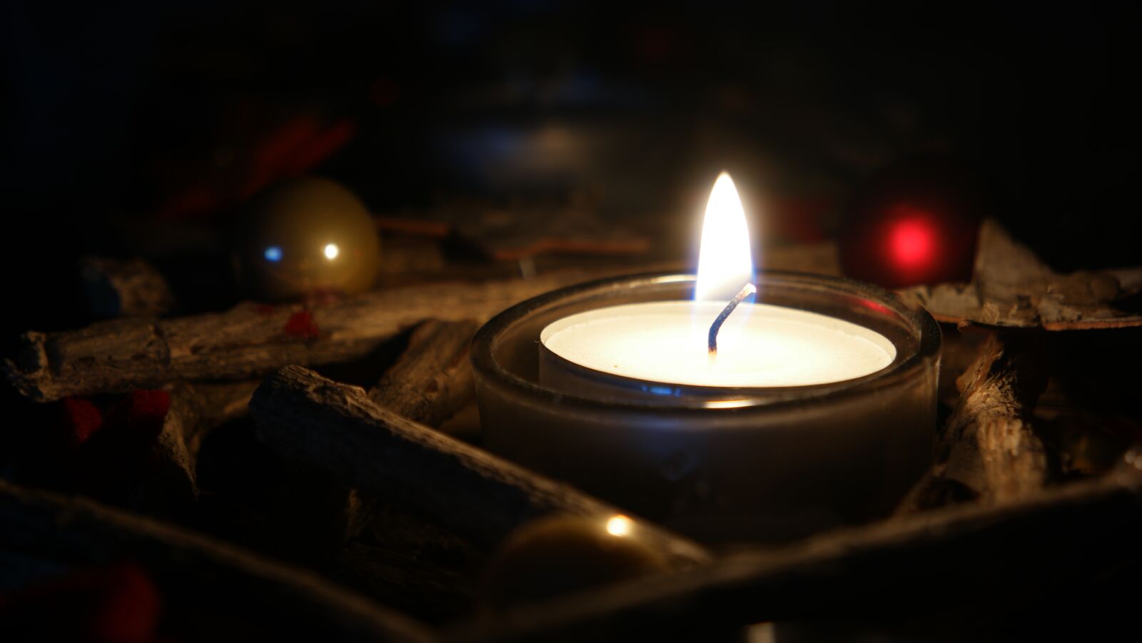 Samsung NX 16-50mm F3.5-5.6 Power Zoom ED OIS sample photo. Candle, candlelight, flame photography