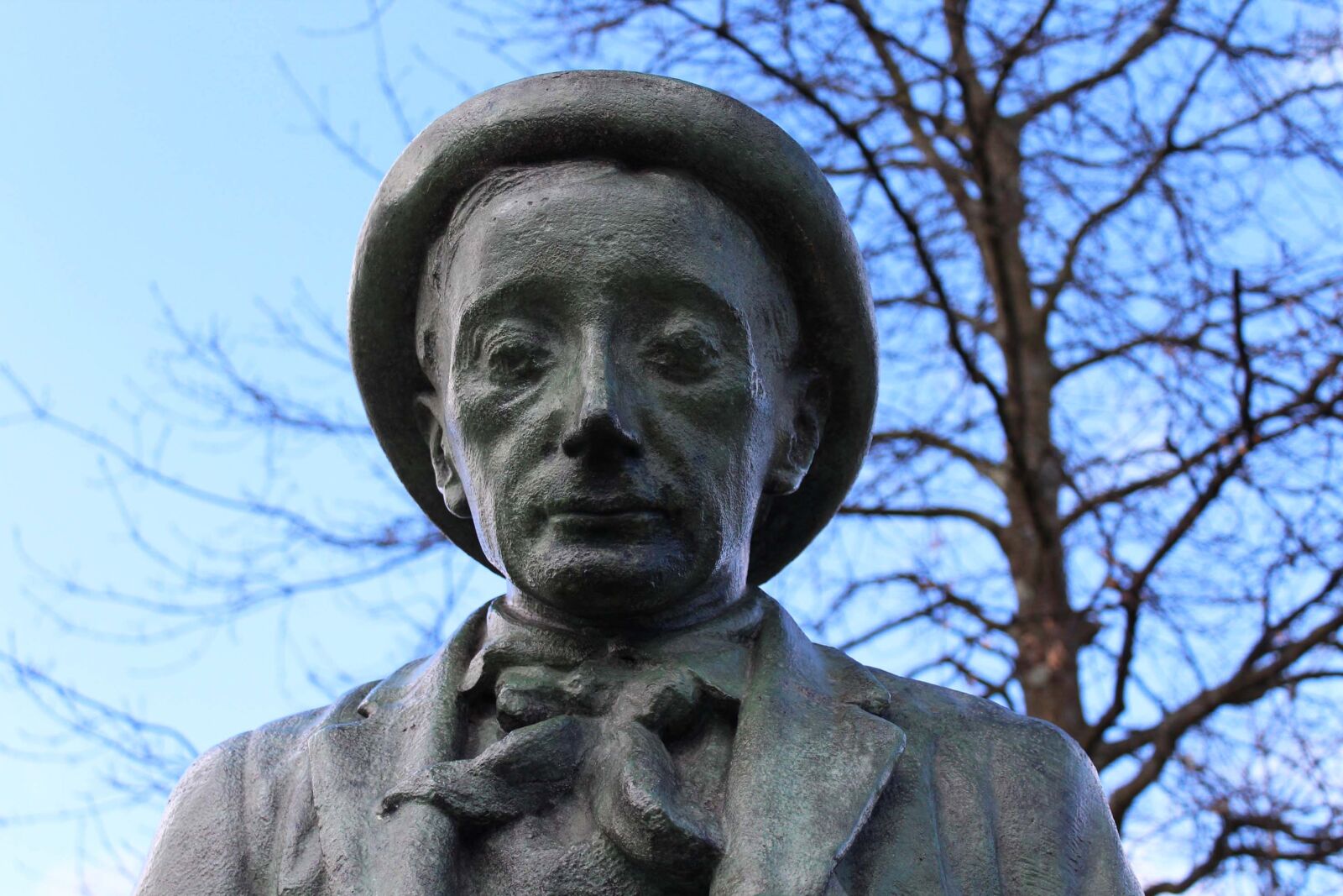 Canon EOS 1300D (EOS Rebel T6 / EOS Kiss X80) sample photo. Statue, portrait, literature photography