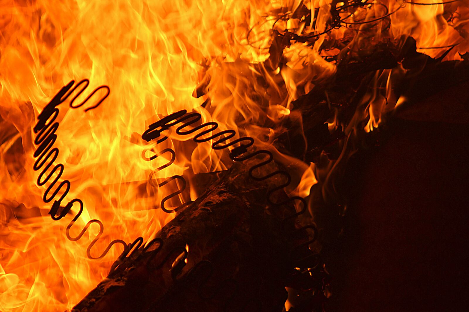 Canon EOS 600D (Rebel EOS T3i / EOS Kiss X5) + Canon EF 75-300mm f/4-5.6 sample photo. Fire, background, flame photography