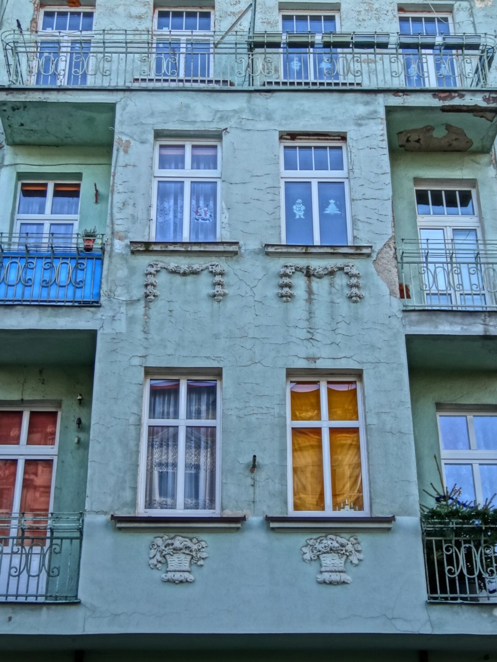 Sony Cyber-shot DSC-HX20V sample photo. Bydgoszcz, windows, decor photography