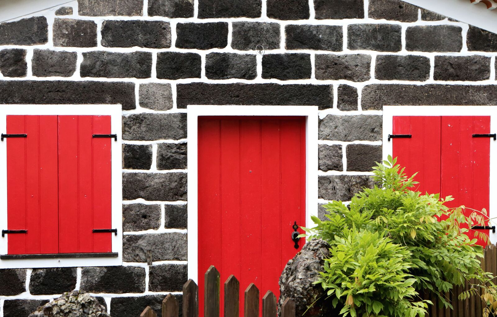Canon EF 24-70mm F2.8L USM sample photo. Wall, window, shutters, windows photography
