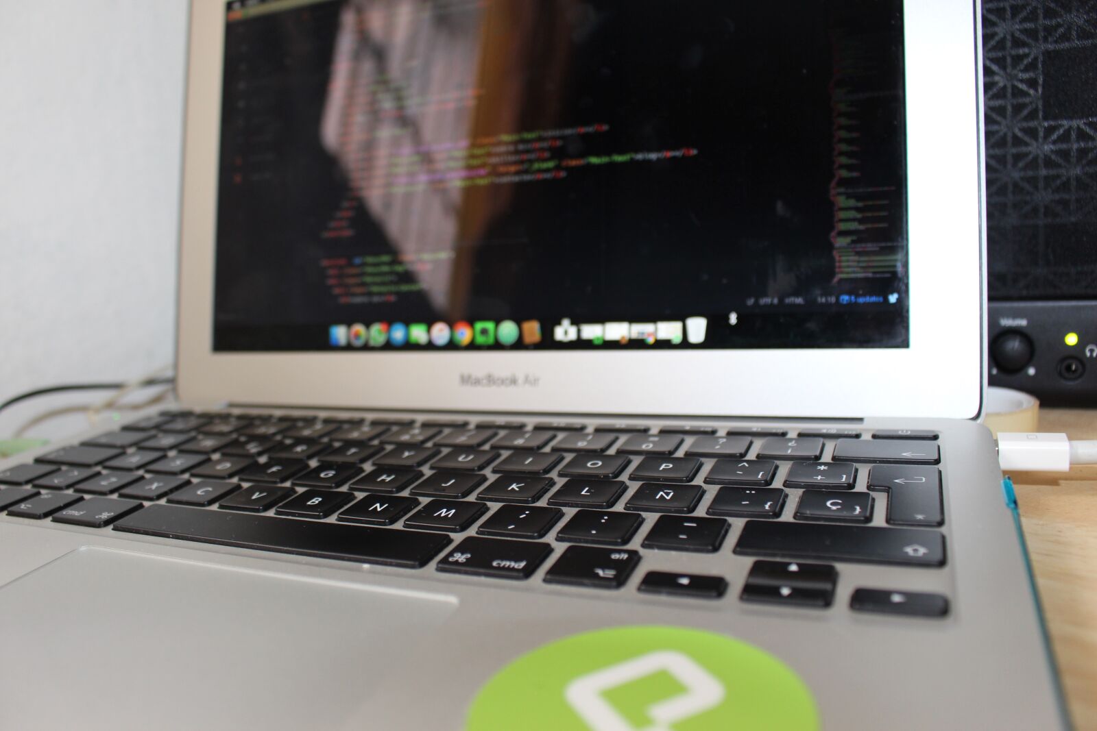 Canon EOS 700D (EOS Rebel T5i / EOS Kiss X7i) sample photo. Macbook, code, programmer photography