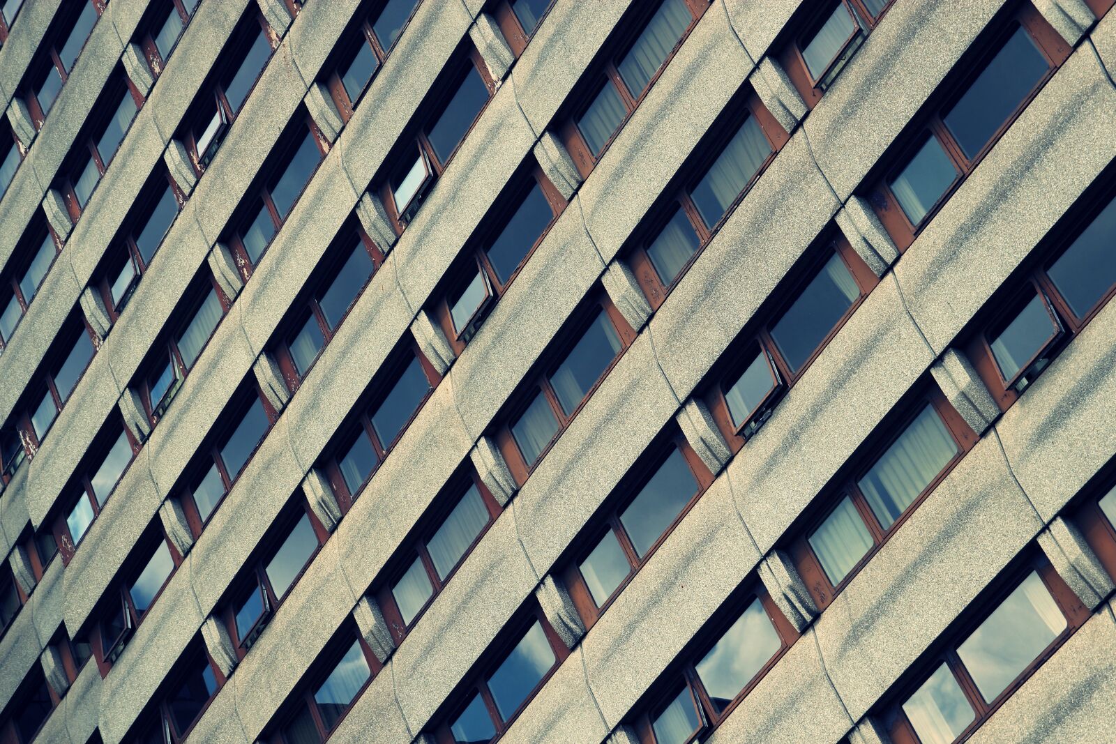 Canon EOS 550D (EOS Rebel T2i / EOS Kiss X4) sample photo. Building, urban, windows photography