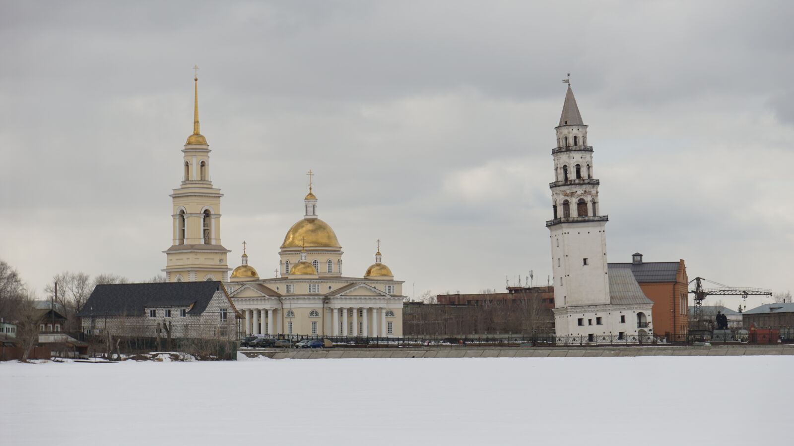 Sony a6000 + Sony Vario-Tessar T* E 16-70mm F4 ZA OSS sample photo. City, winter, architecture photography
