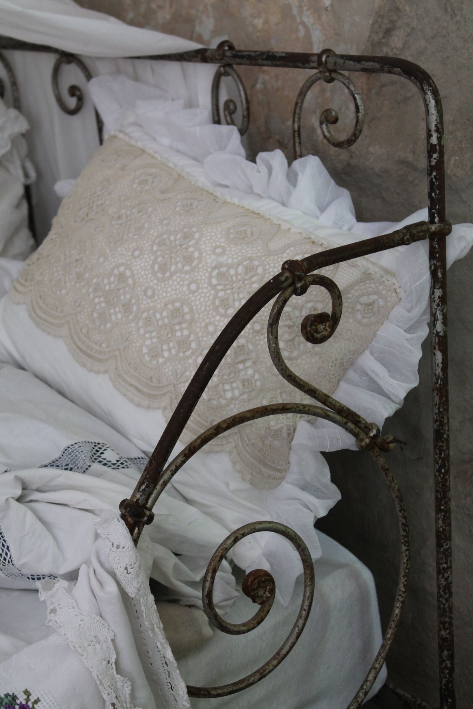 Canon EOS 1100D (EOS Rebel T3 / EOS Kiss X50) sample photo. Antique, shabby, bed photography