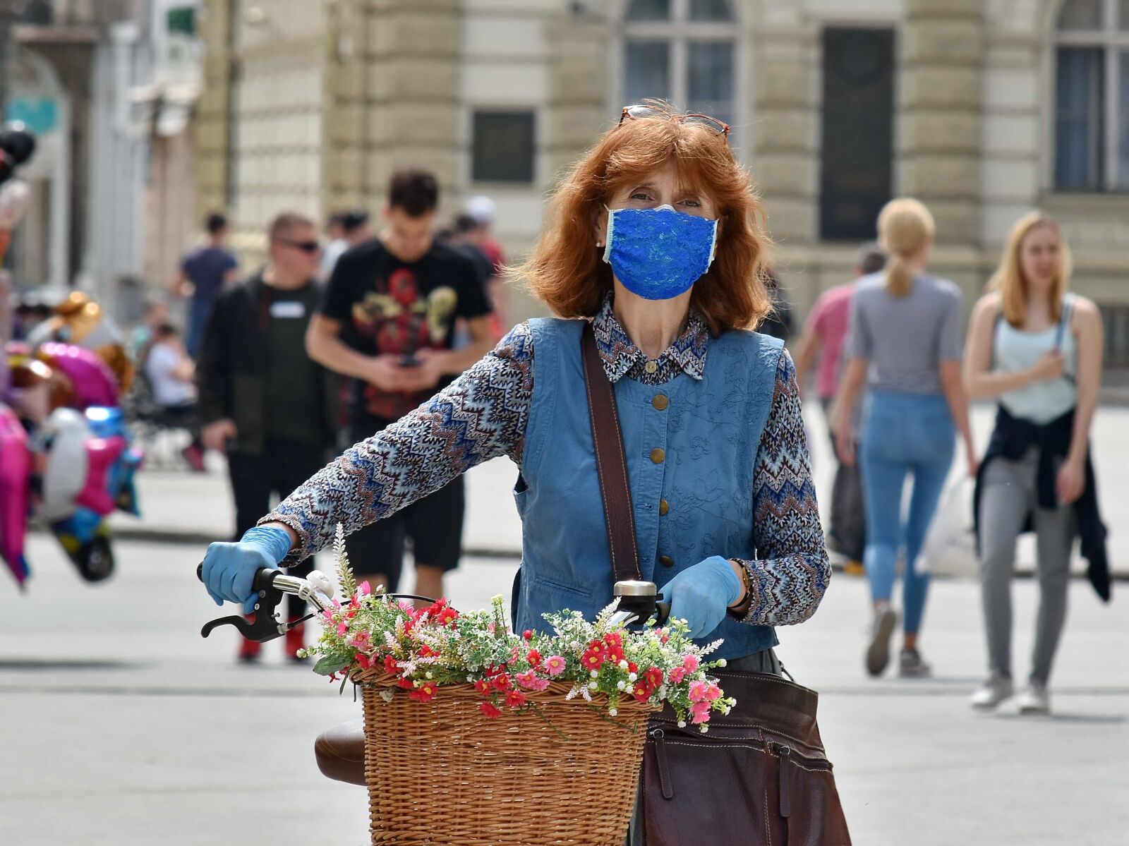 Nikon D5500 sample photo. Bicycle, crowd, face mask photography