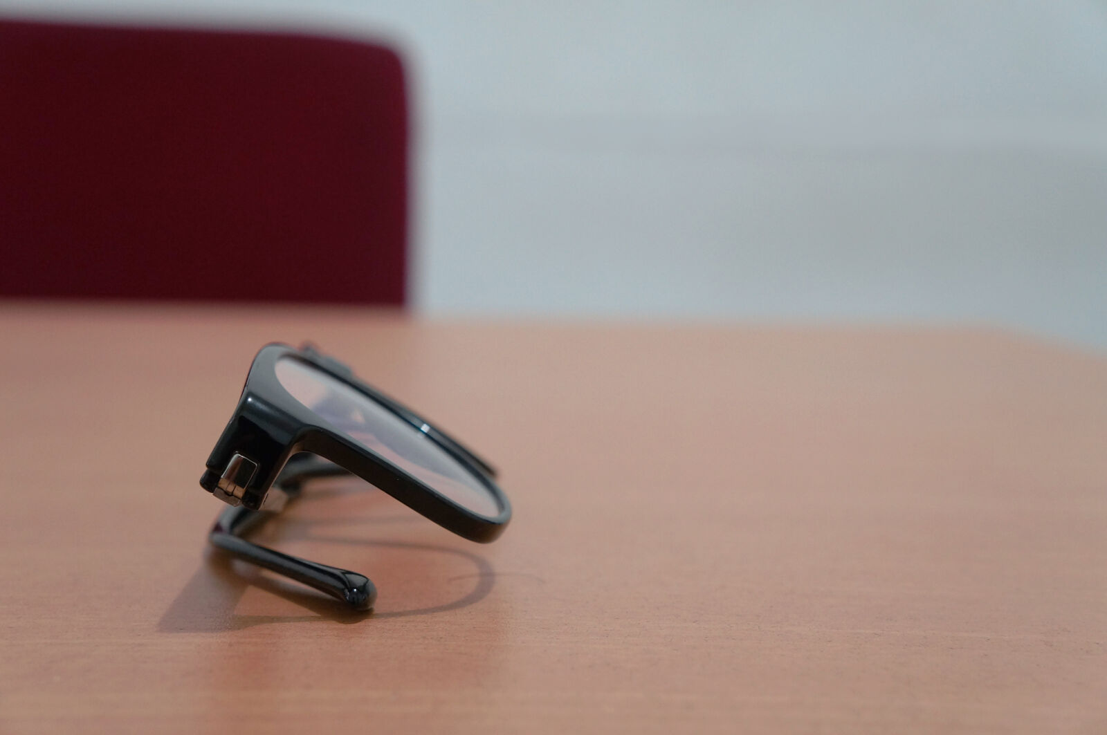 Sony Alpha NEX-F3 + Sony E 18-55mm F3.5-5.6 OSS sample photo. Blurred, background, glasses, table photography