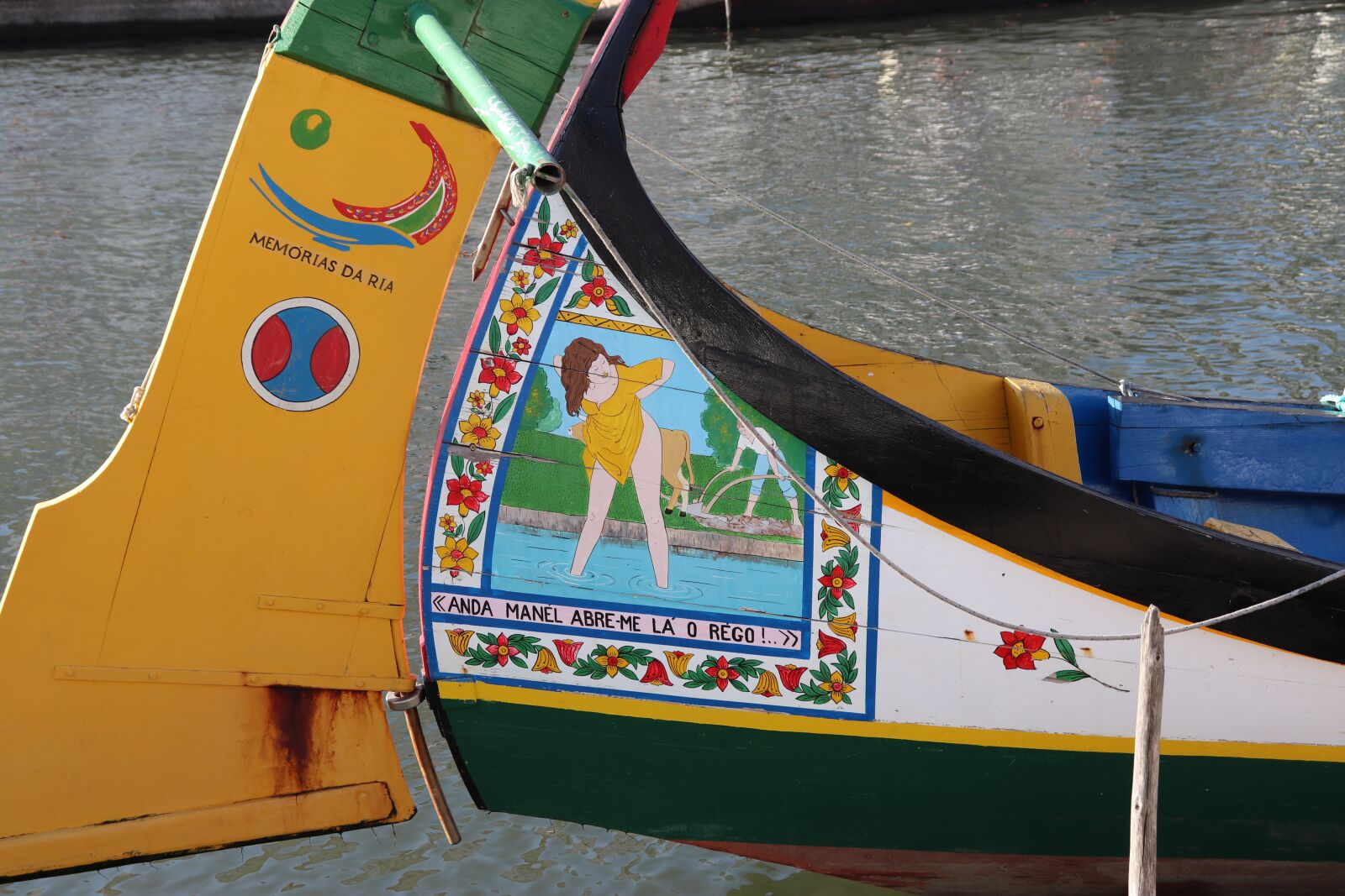 Canon EOS 200D (EOS Rebel SL2 / EOS Kiss X9) sample photo. Boats, moliceiro, portugal photography
