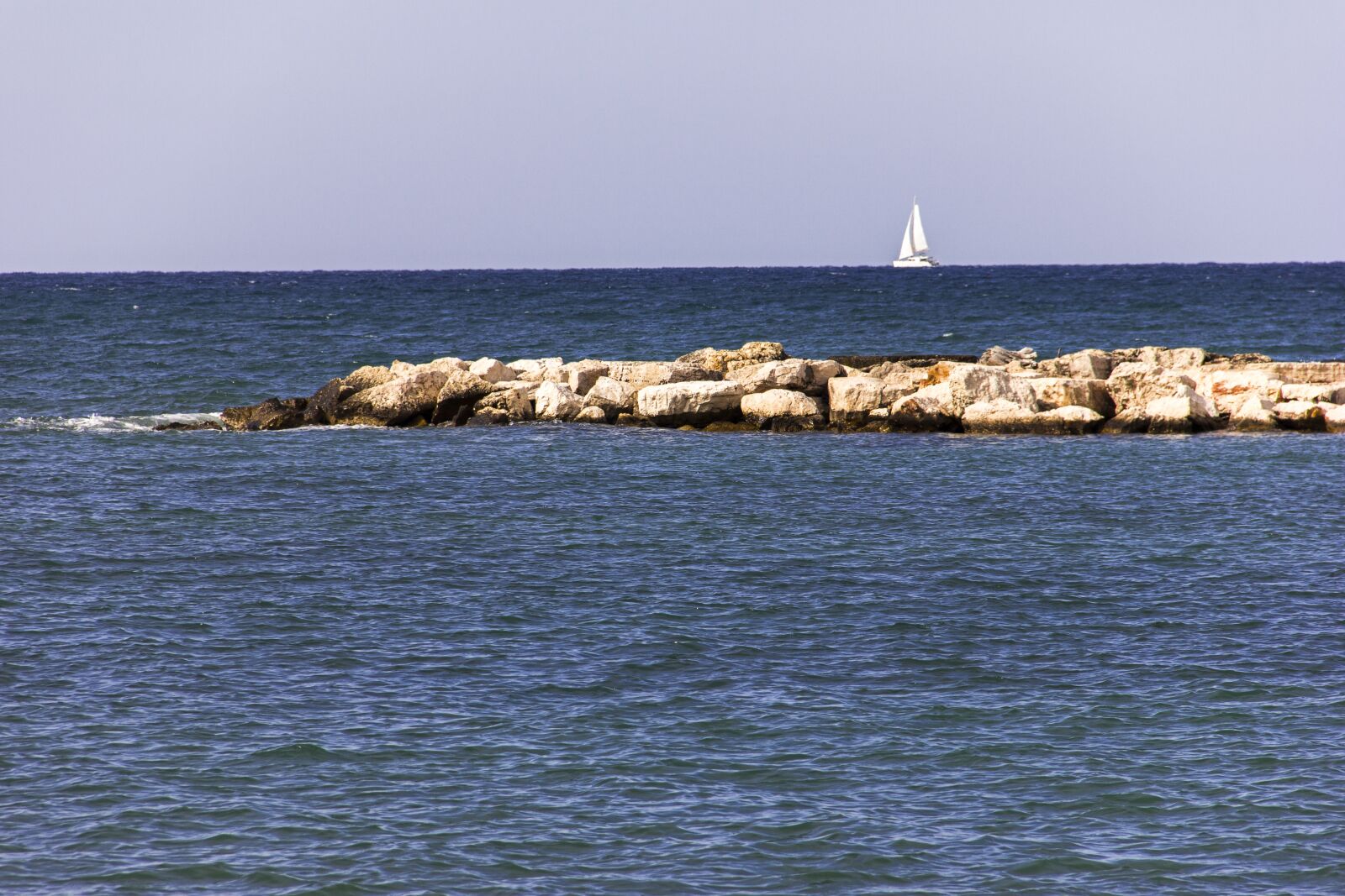 Canon EOS 600D (Rebel EOS T3i / EOS Kiss X5) sample photo. Bari, quay, the adriatic photography