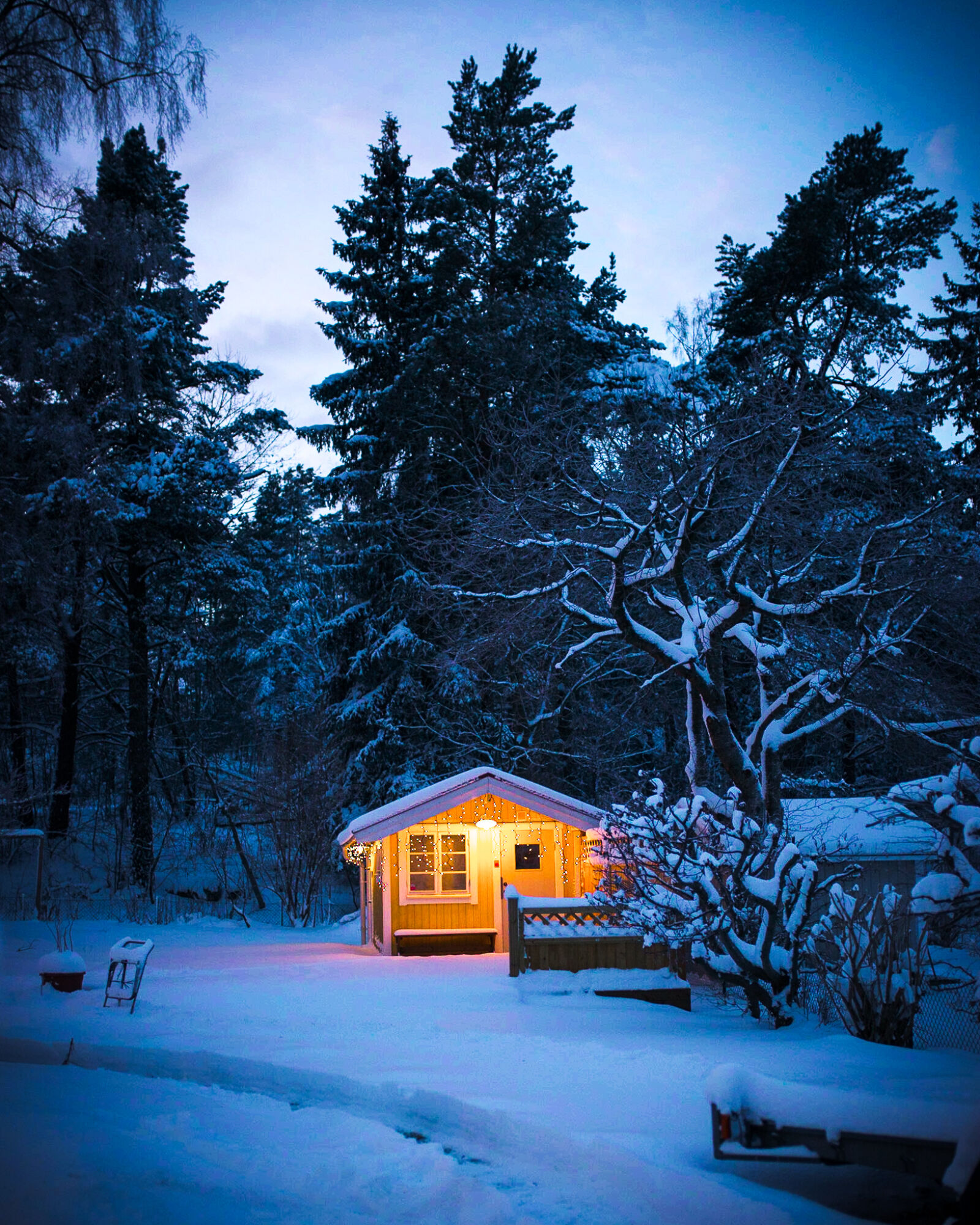 Sony a7 + Sigma 35/1.4 EX HSM sample photo. Cottage, cozy, dusk, snow photography