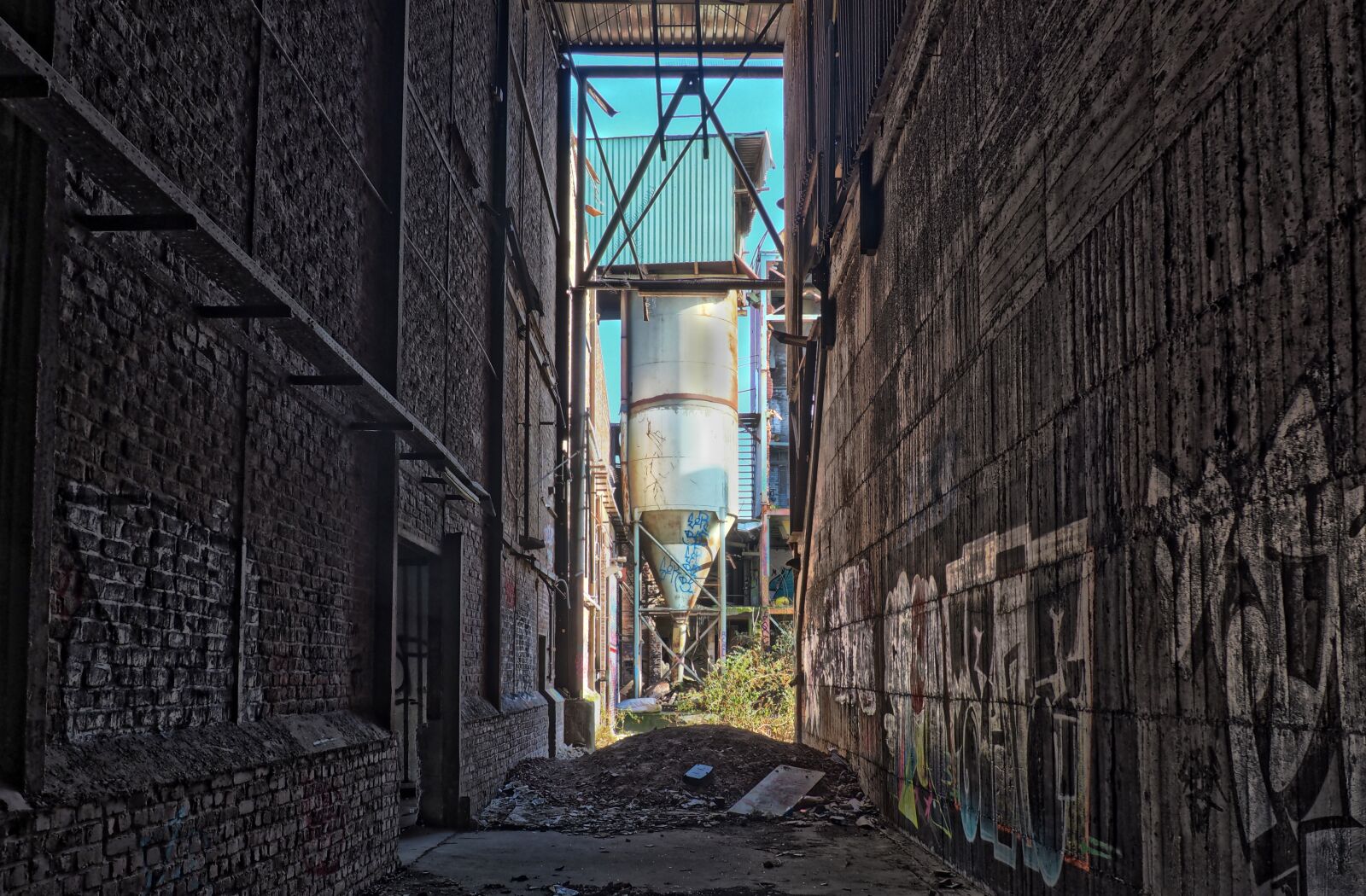 Olympus OM-D E-M10 sample photo. Architecture, abandoned, old photography