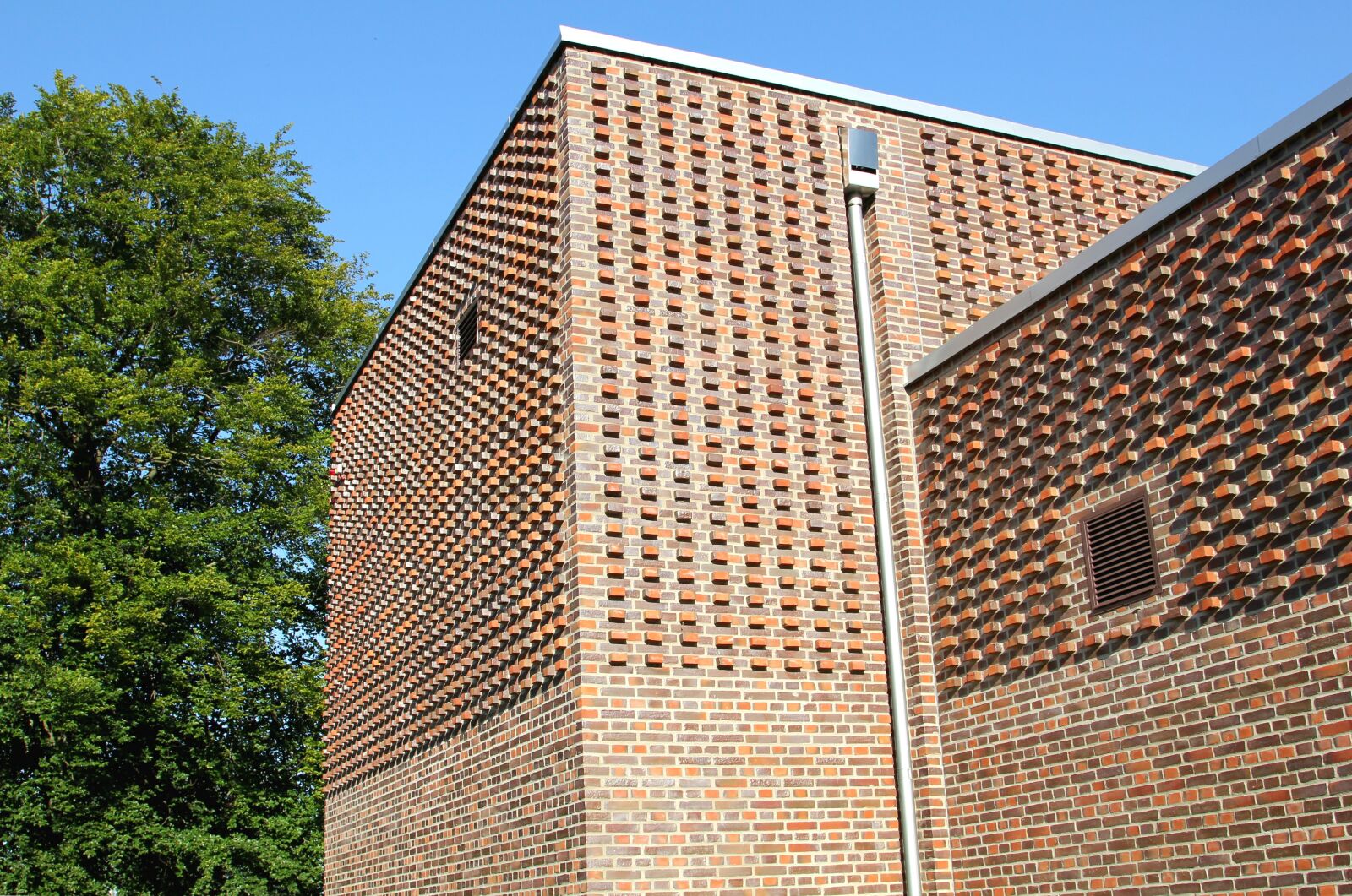 Canon EOS 550D (EOS Rebel T2i / EOS Kiss X4) sample photo. Building, brick, pattern photography
