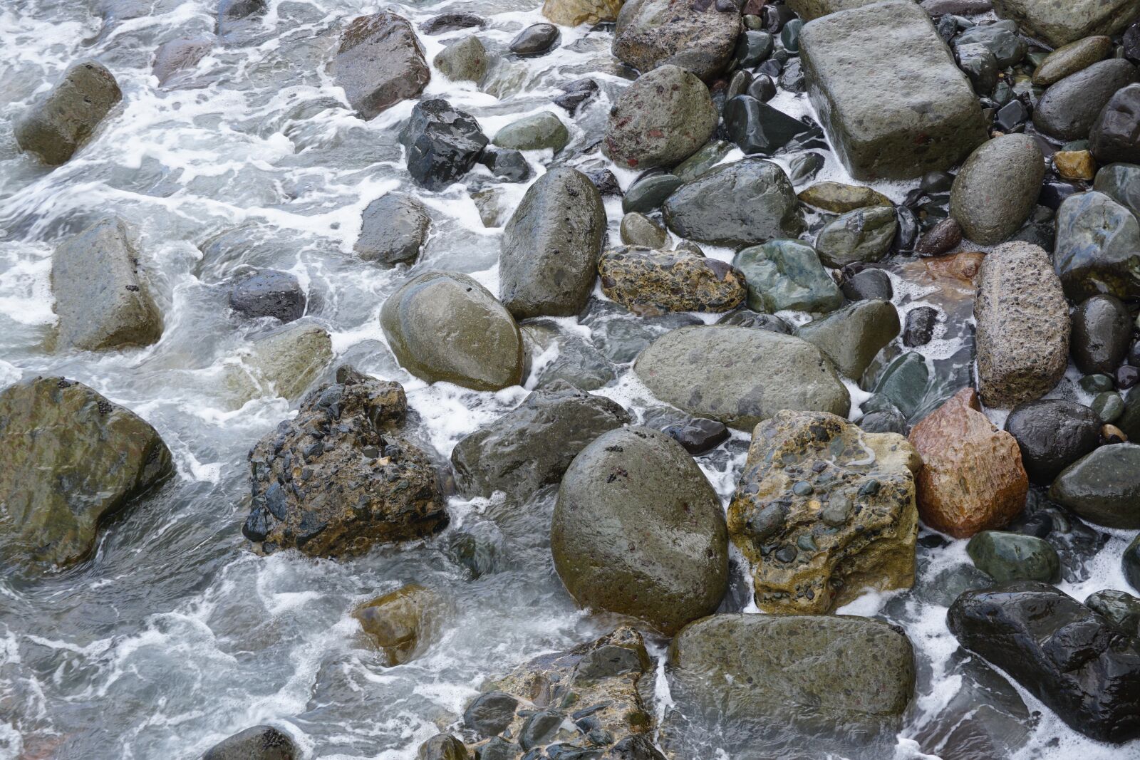 Sony E 16-50mm F3.5-5.6 PZ OSS sample photo. Water, stones, nature photography