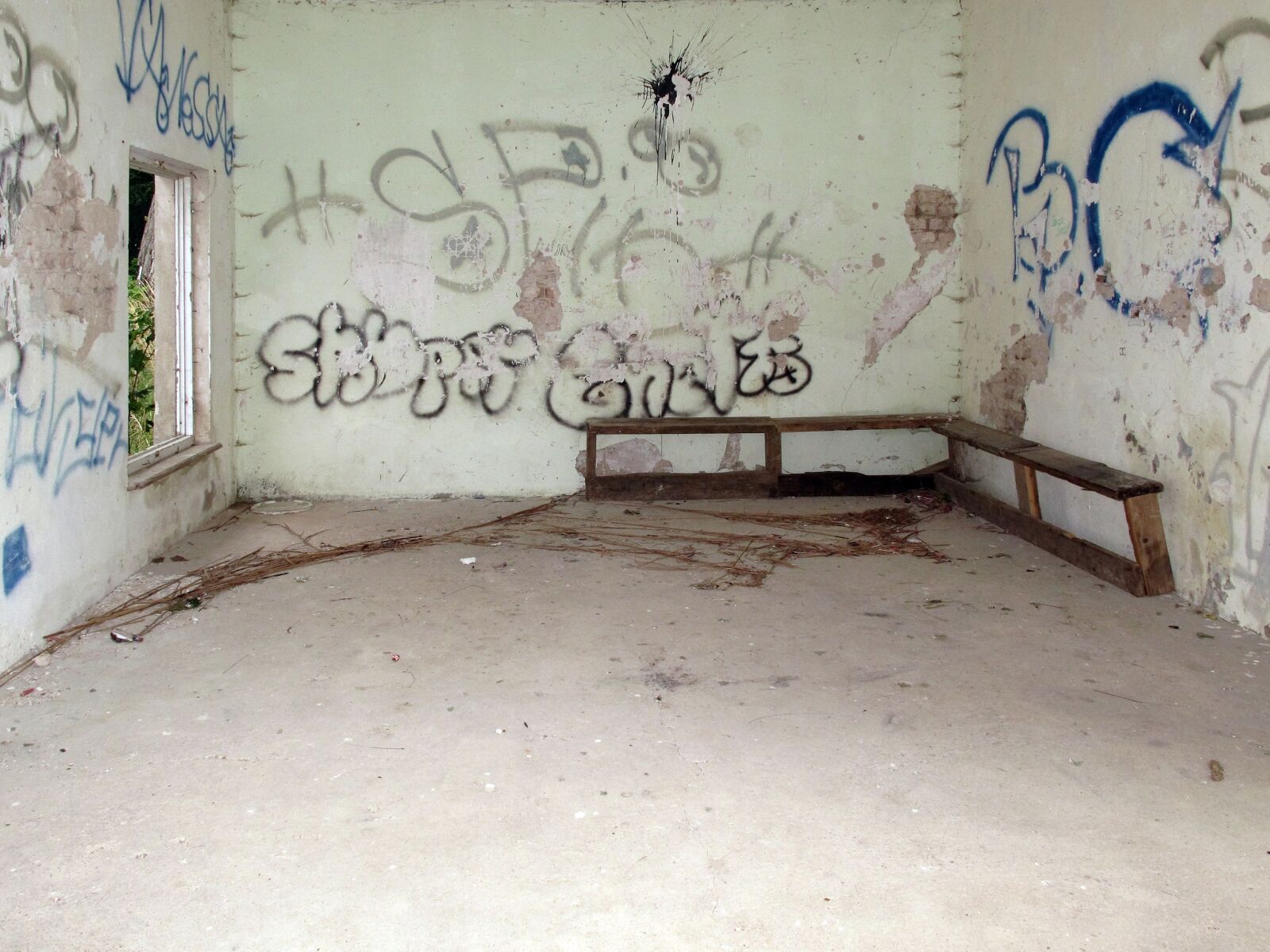 Canon PowerShot G12 sample photo. Abandoned, graffiti, lost places photography