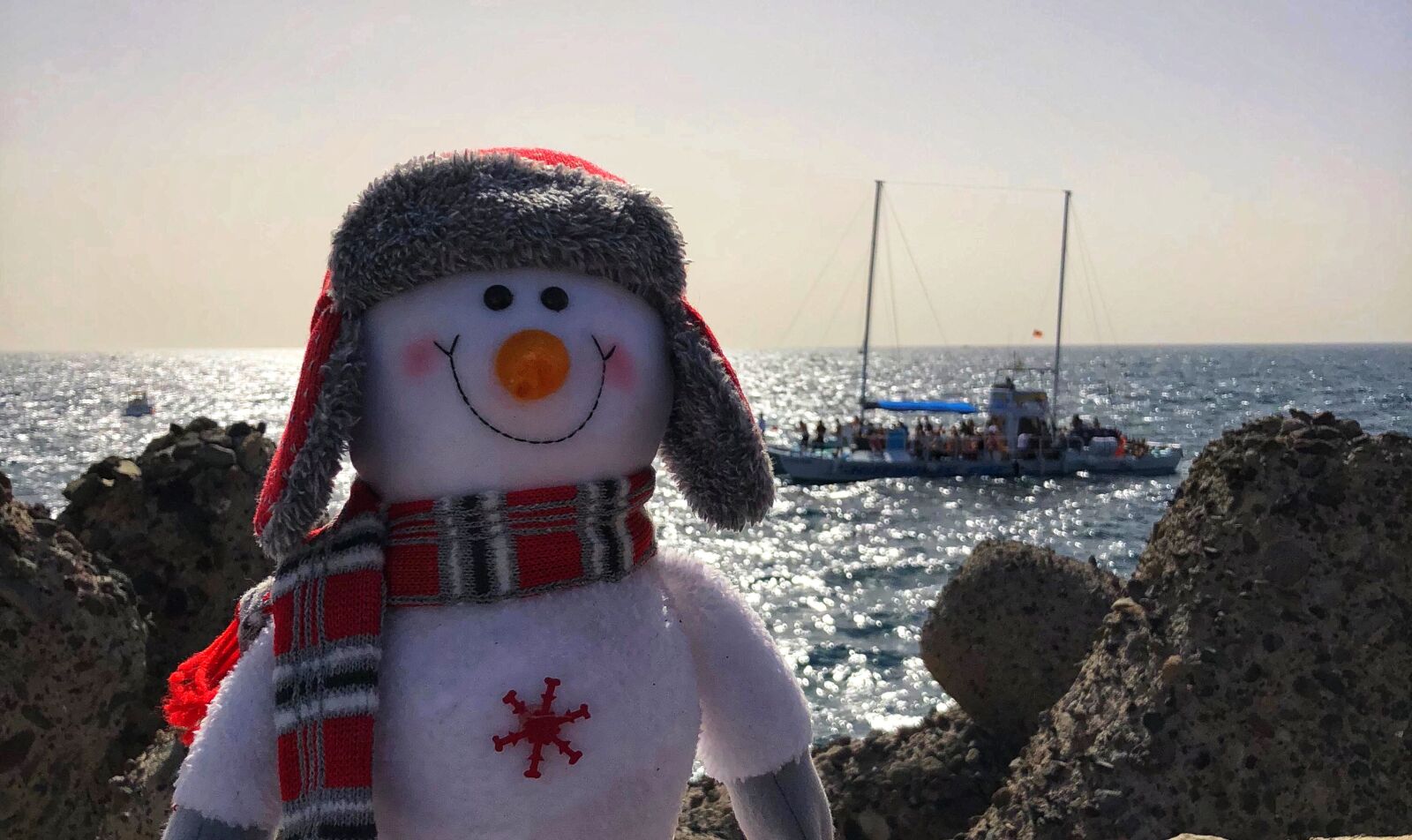 iPhone 8 Plus back dual camera 3.99mm f/1.8 sample photo. Puerto de mogan, snowman photography