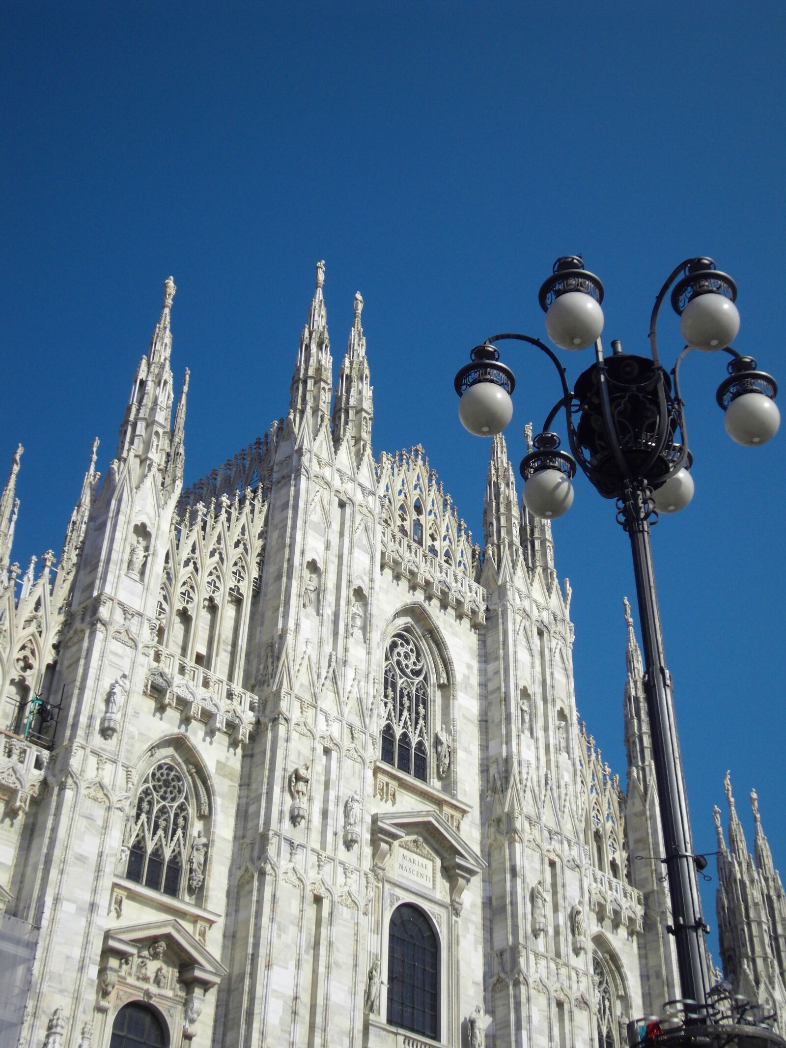 Samsung NV24HD, VLUU NV24HD, LANDIAO NV106HD sample photo. Milan, lantern, blue sky photography