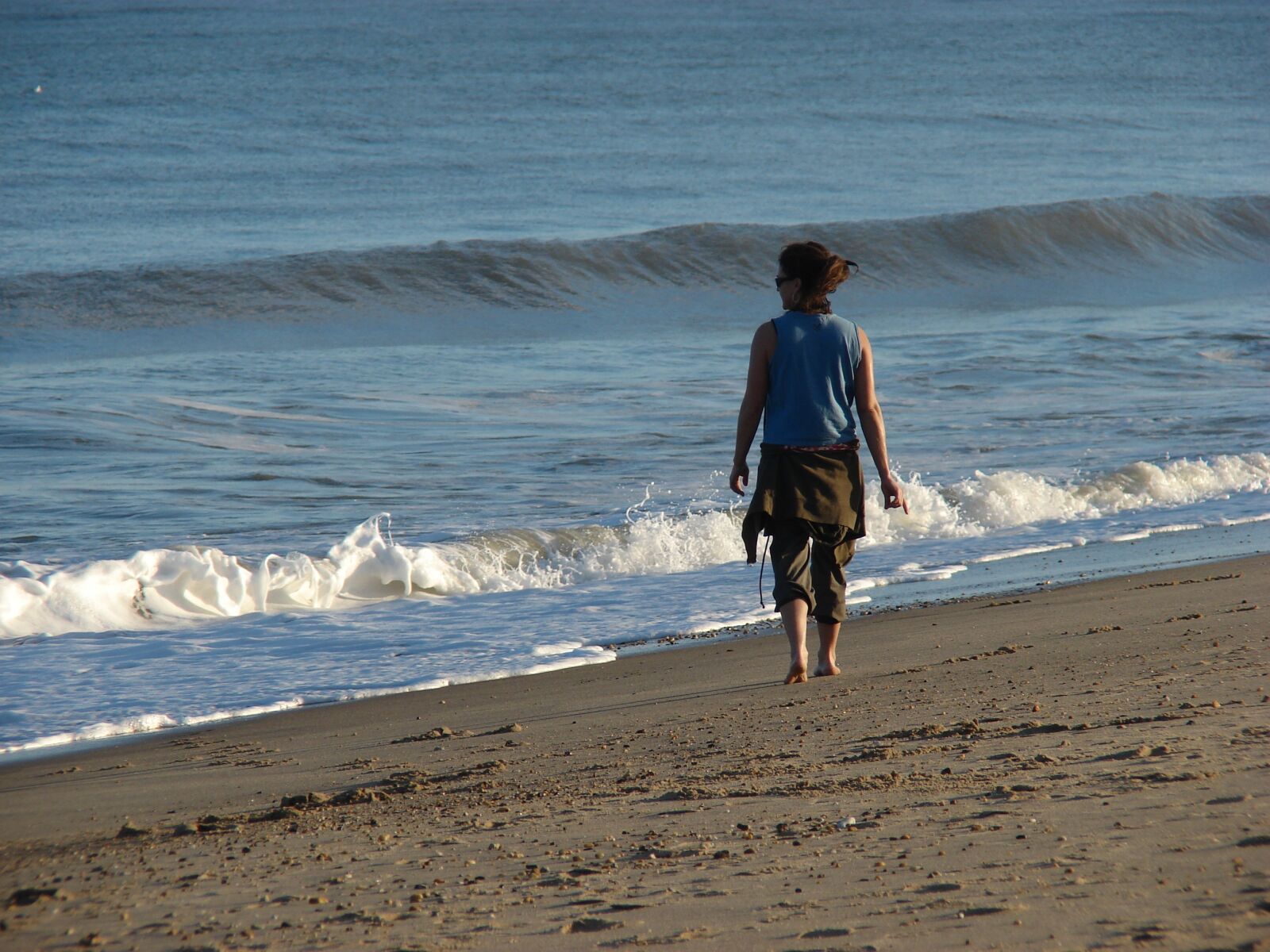 Sony DSC-H2 sample photo. Woman, beach, walk photography