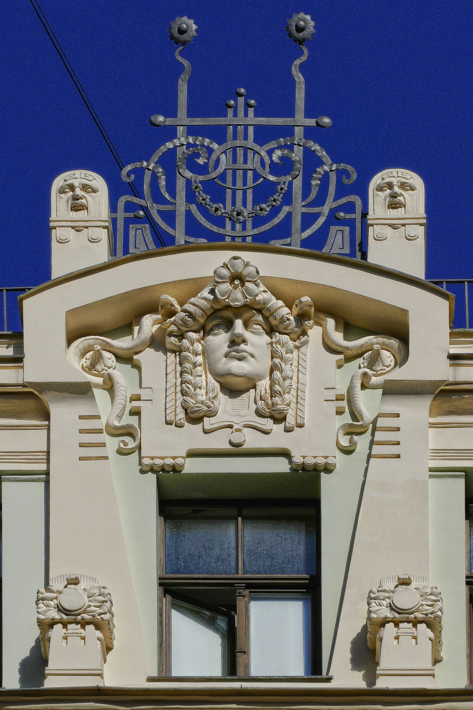 Panasonic Lumix DMC-FZ1000 sample photo. Art nouveau, facade, detail photography